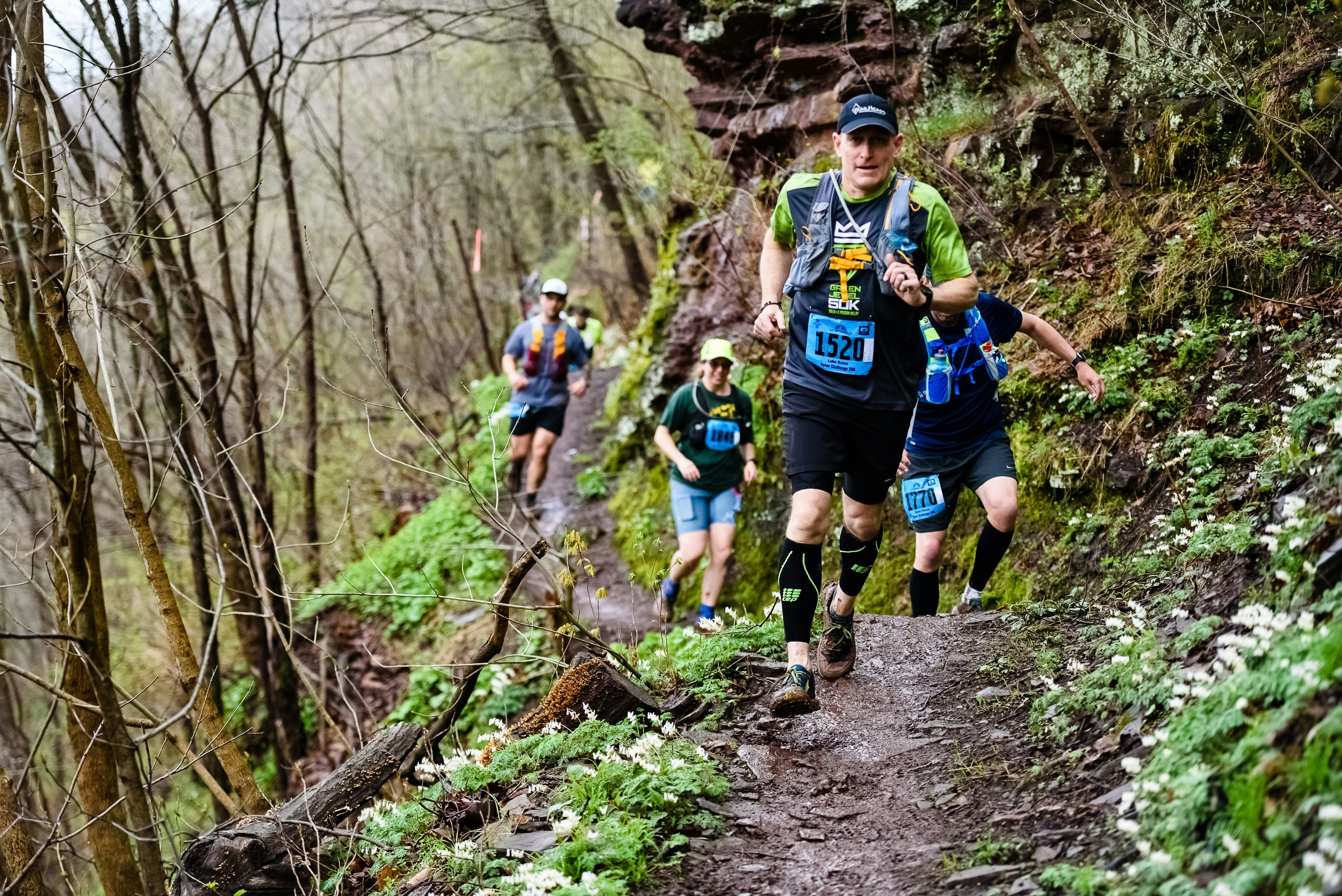 trail dans un sentier d'une forêt, 4 personnes