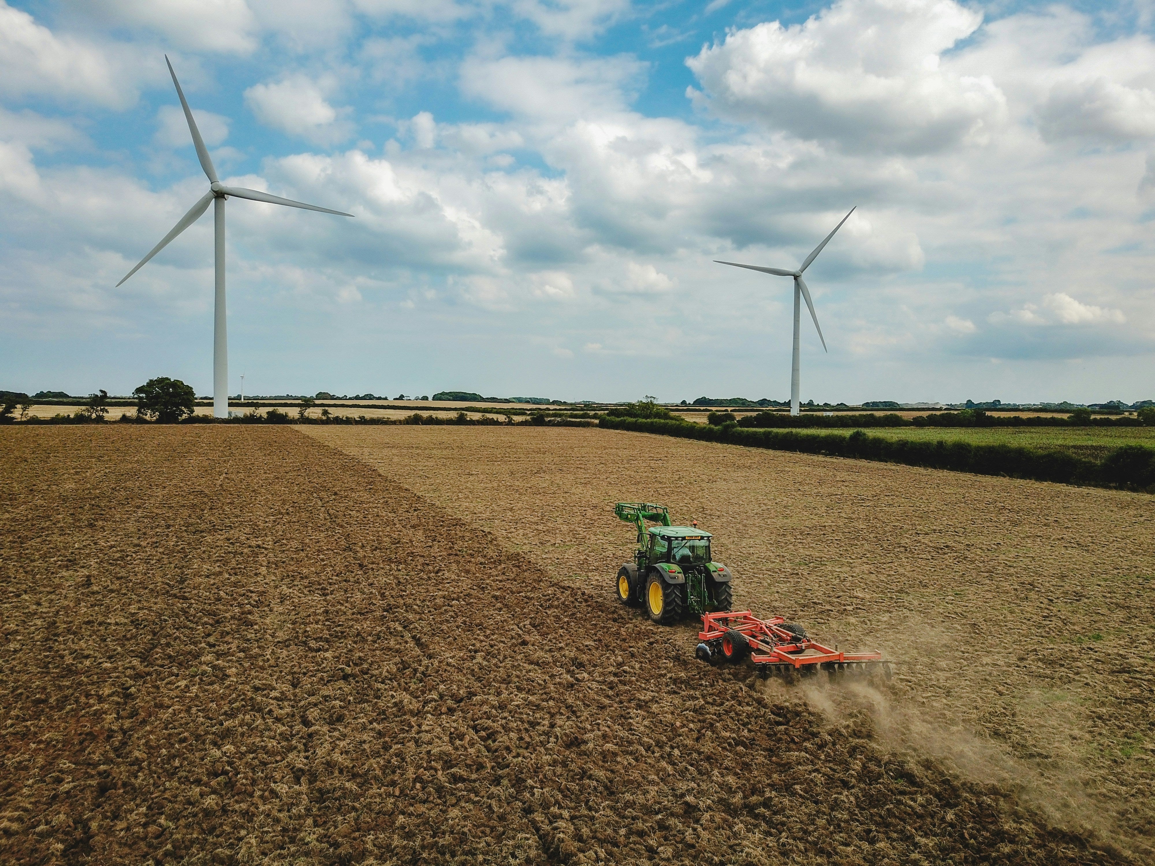 champs agricoles, éoliens, tracteur qui laboure 