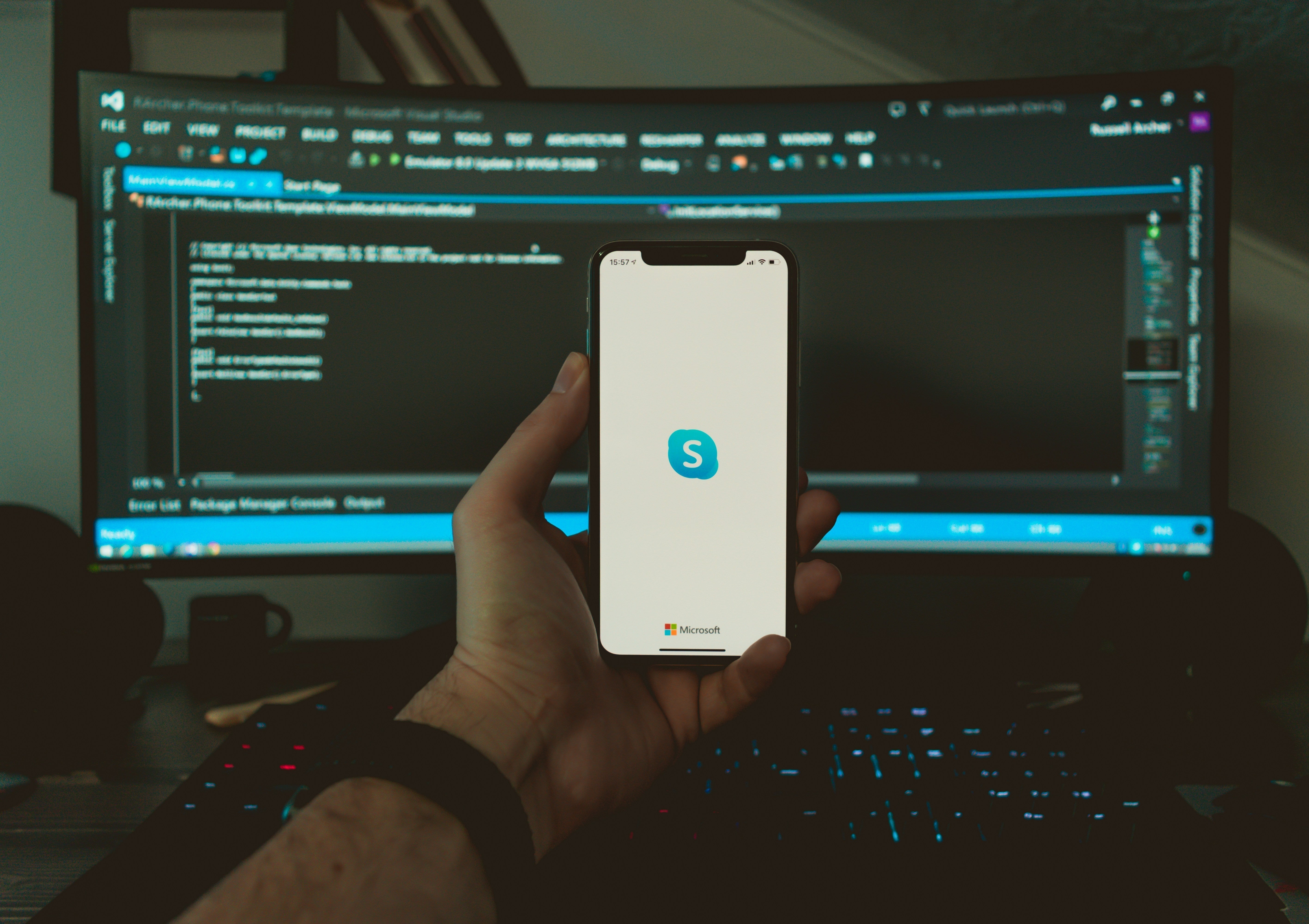 téléphone avec écran sur skype devant un PC 