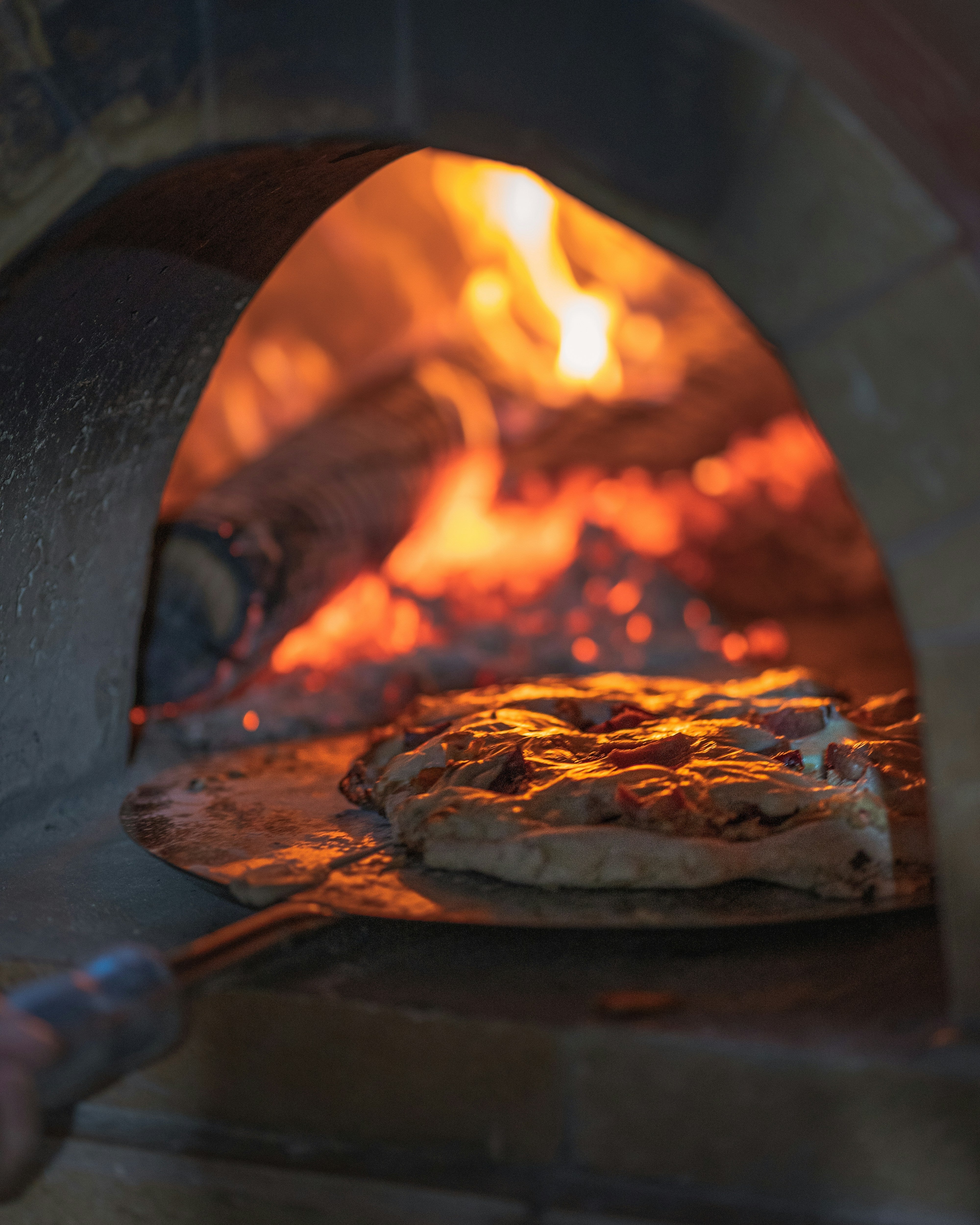 four feu de bois avec une pizza