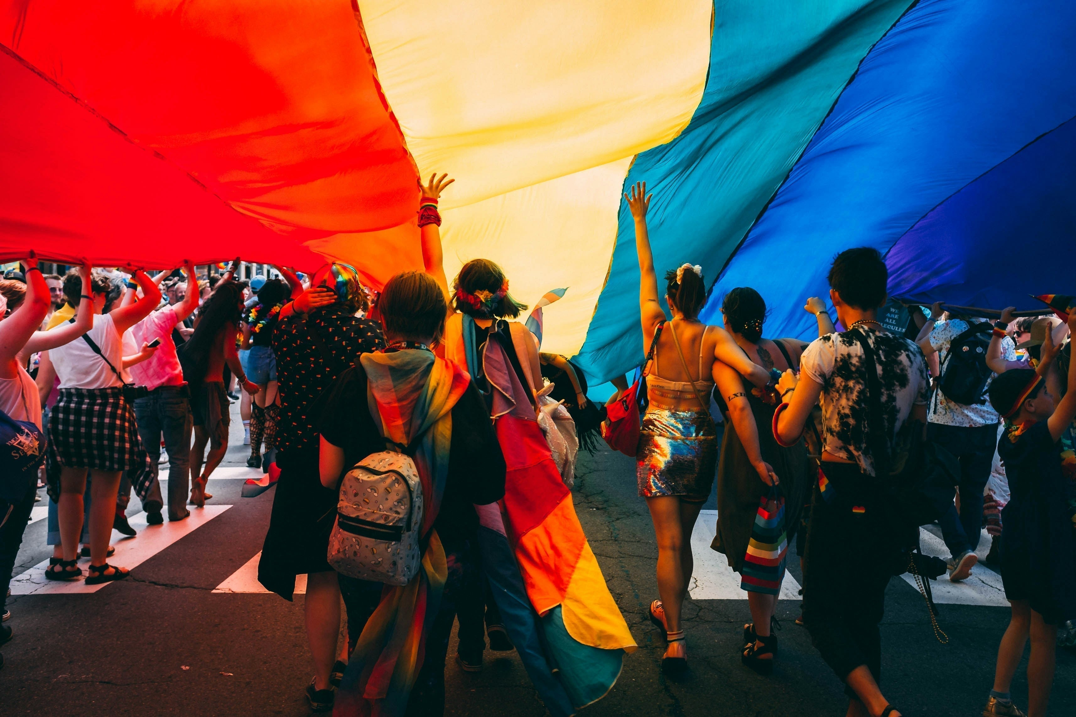 personnes avec un immense drapeau au dessus d'eux 