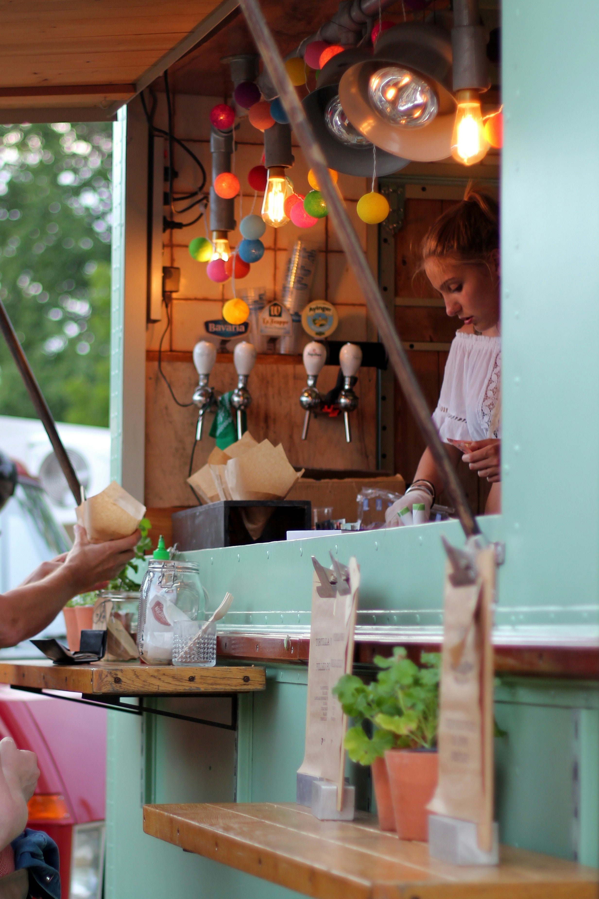 femme qui gère un food truck coloré 