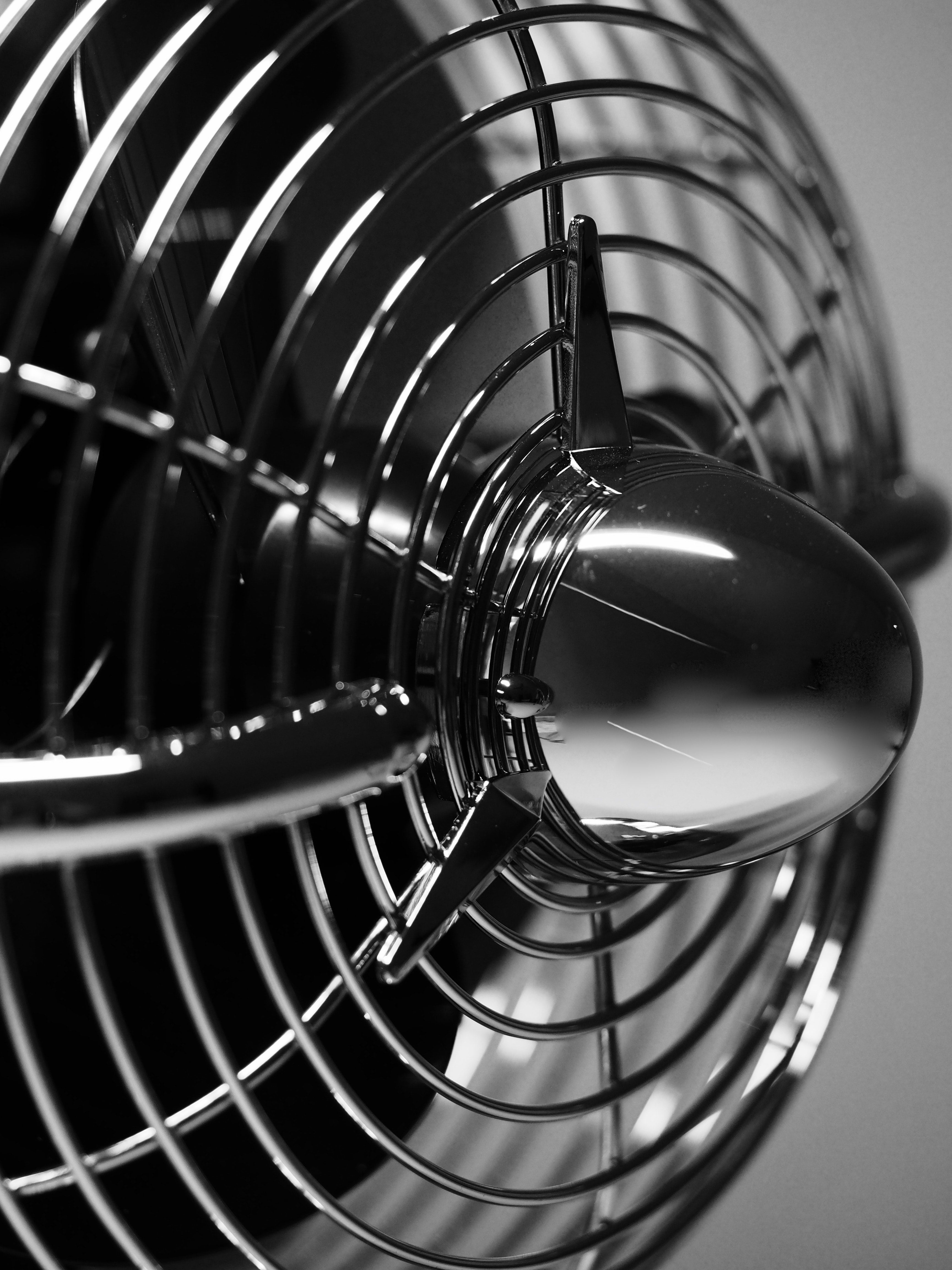 zoom sur un mini ventilateur noir élégant