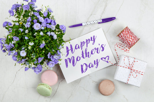 mot écris sur feuille blanche bonne fêtes des mères avec stylo, macarons, bouquet de lavandes