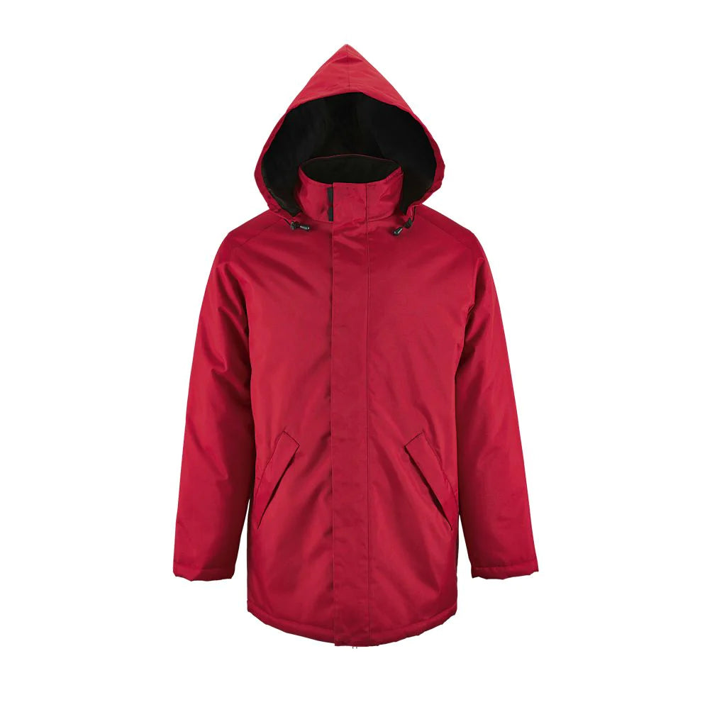 parka rouge sur fond blanc