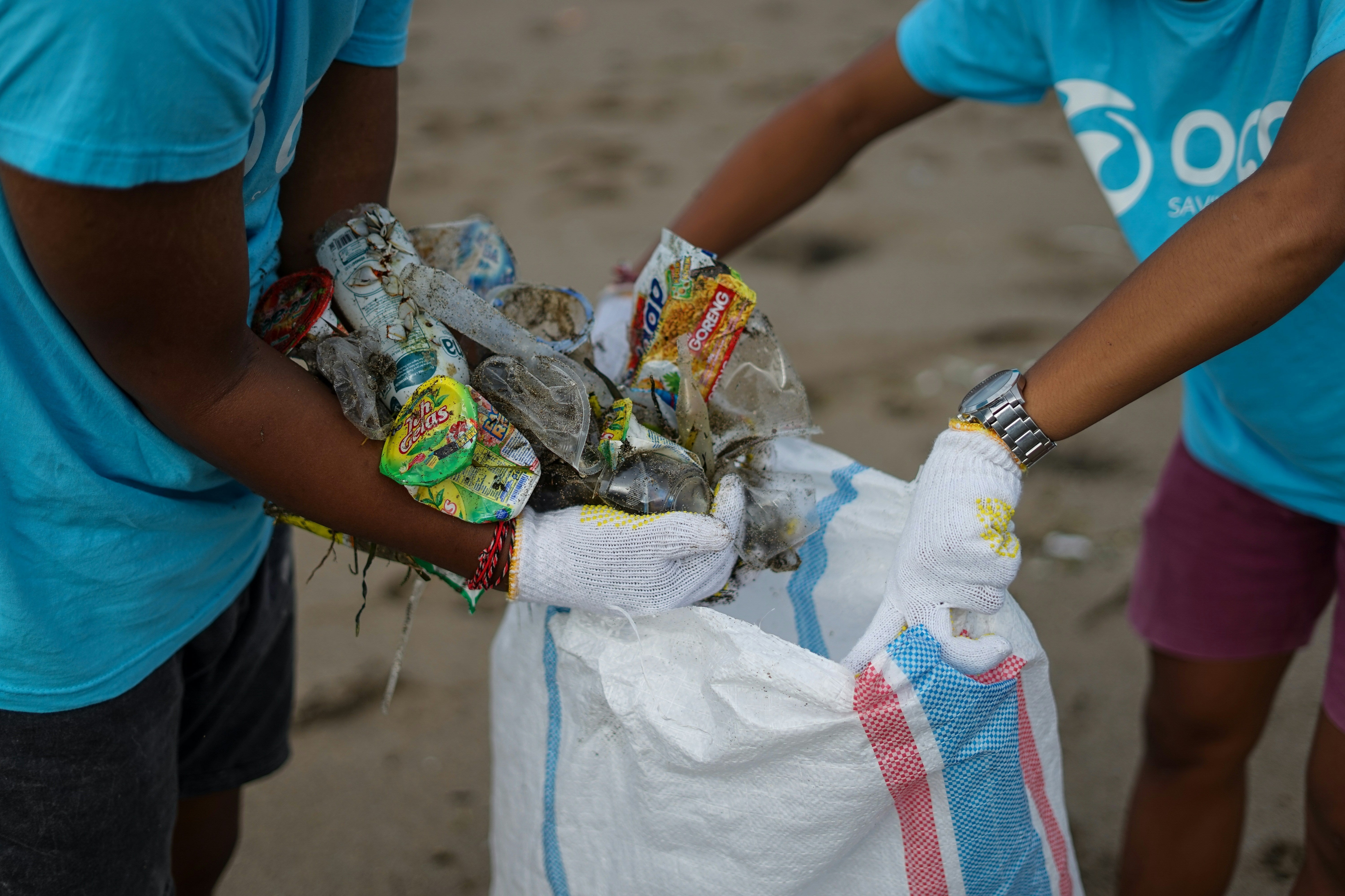 association ramassant des déchets sur une plage