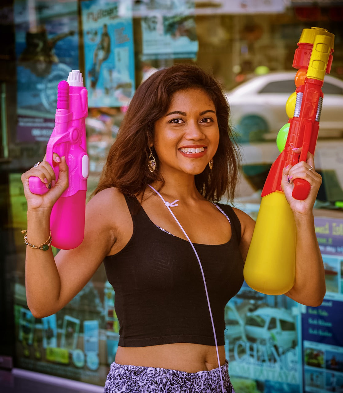 Femme qui tient un pistolets à eau dans chaque main 