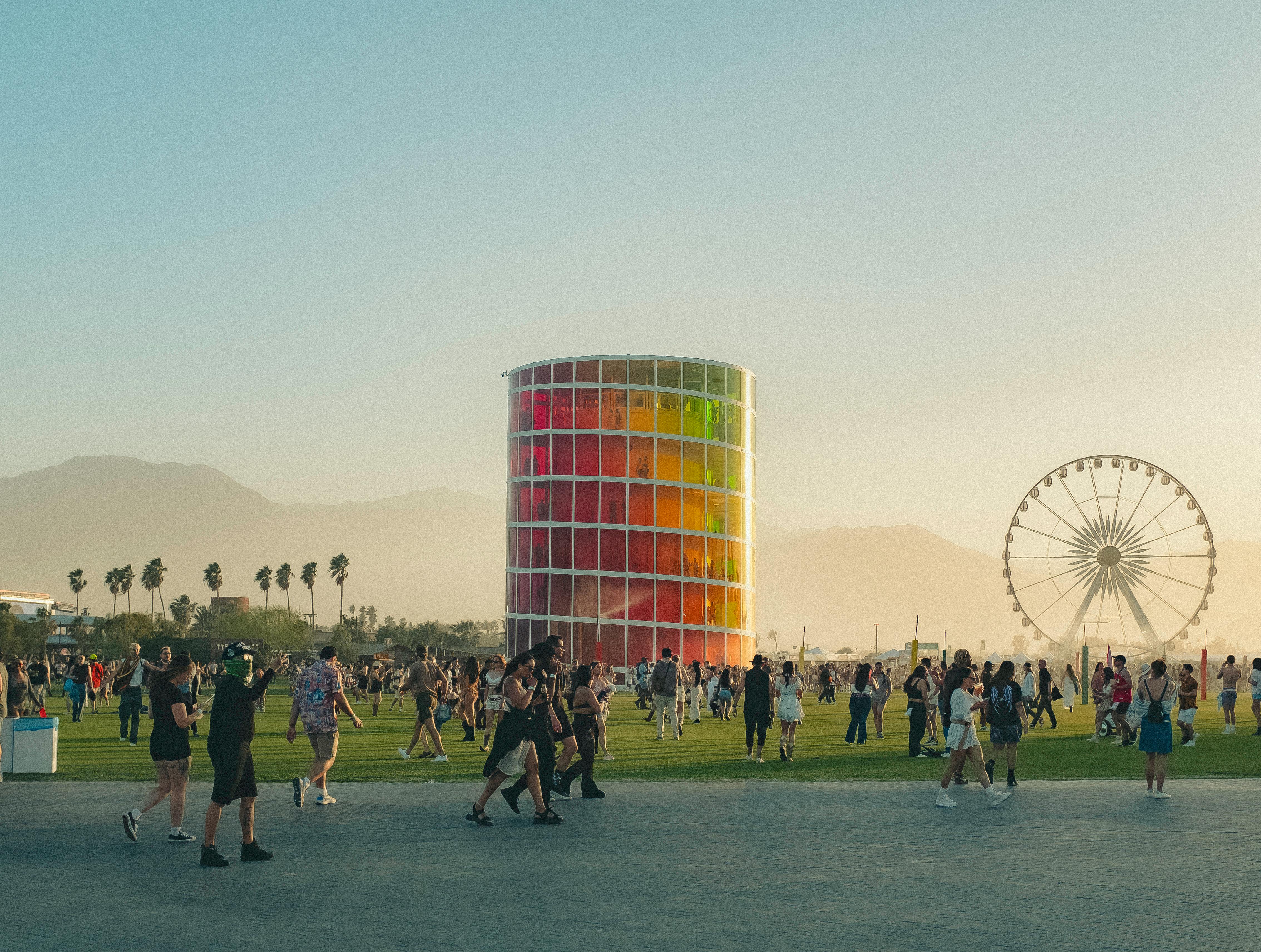 COACHELLA 2025 - FESTIVAL - couché de soleil - foule - grande roue 