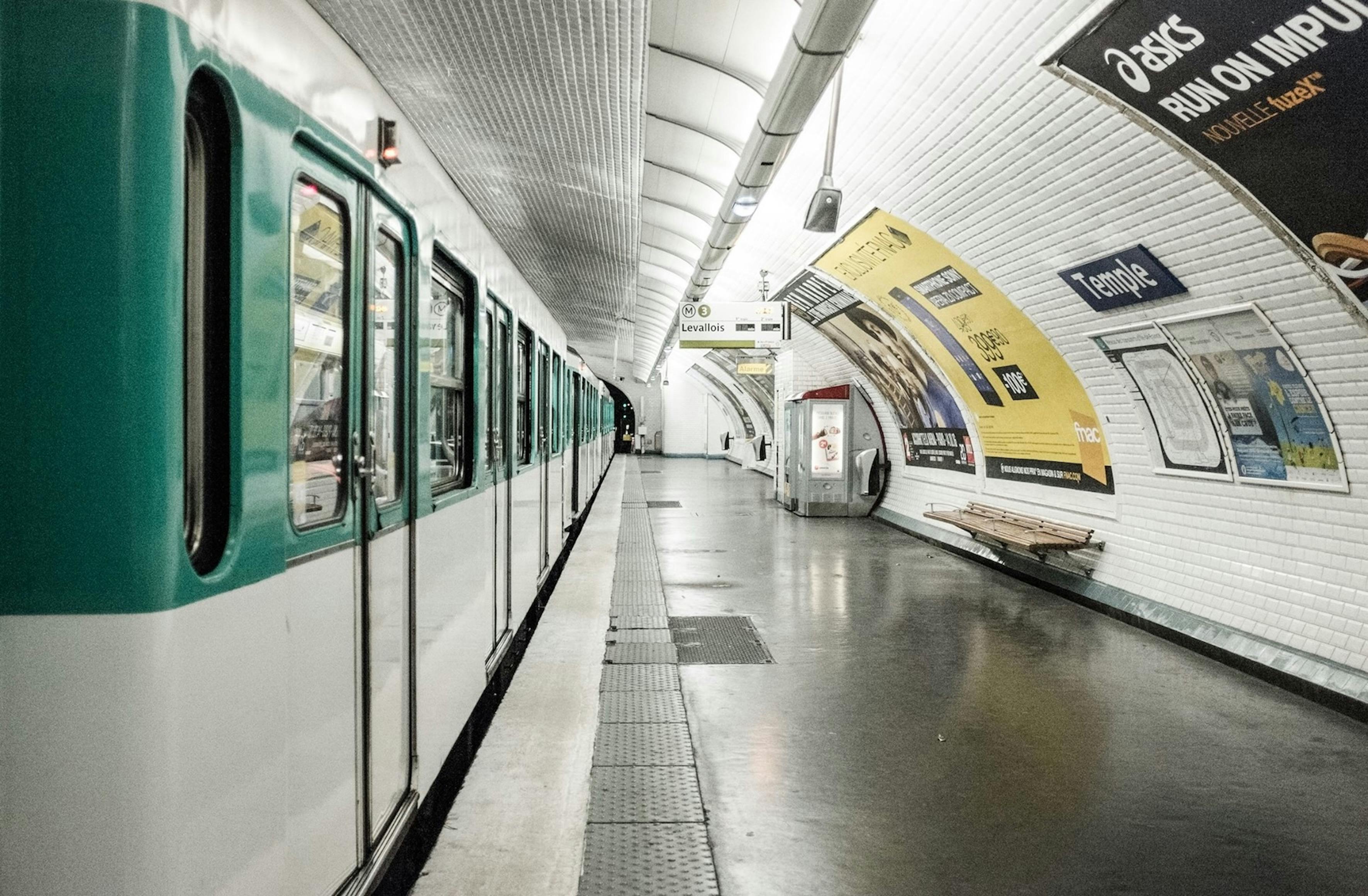quai avec un métro parisien de la station "temple"