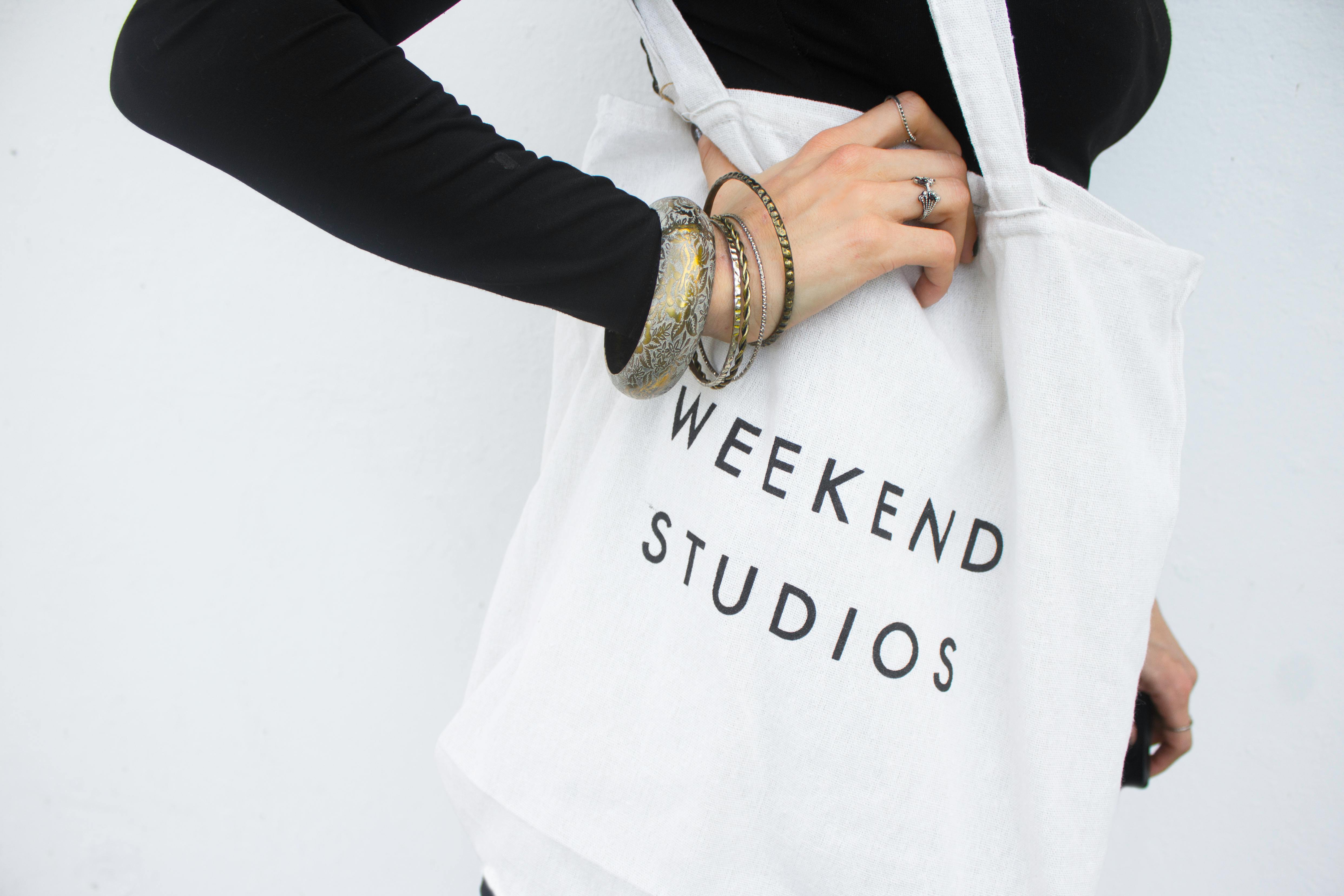 tote bag blanc avec écriture en noir "weekend studios"