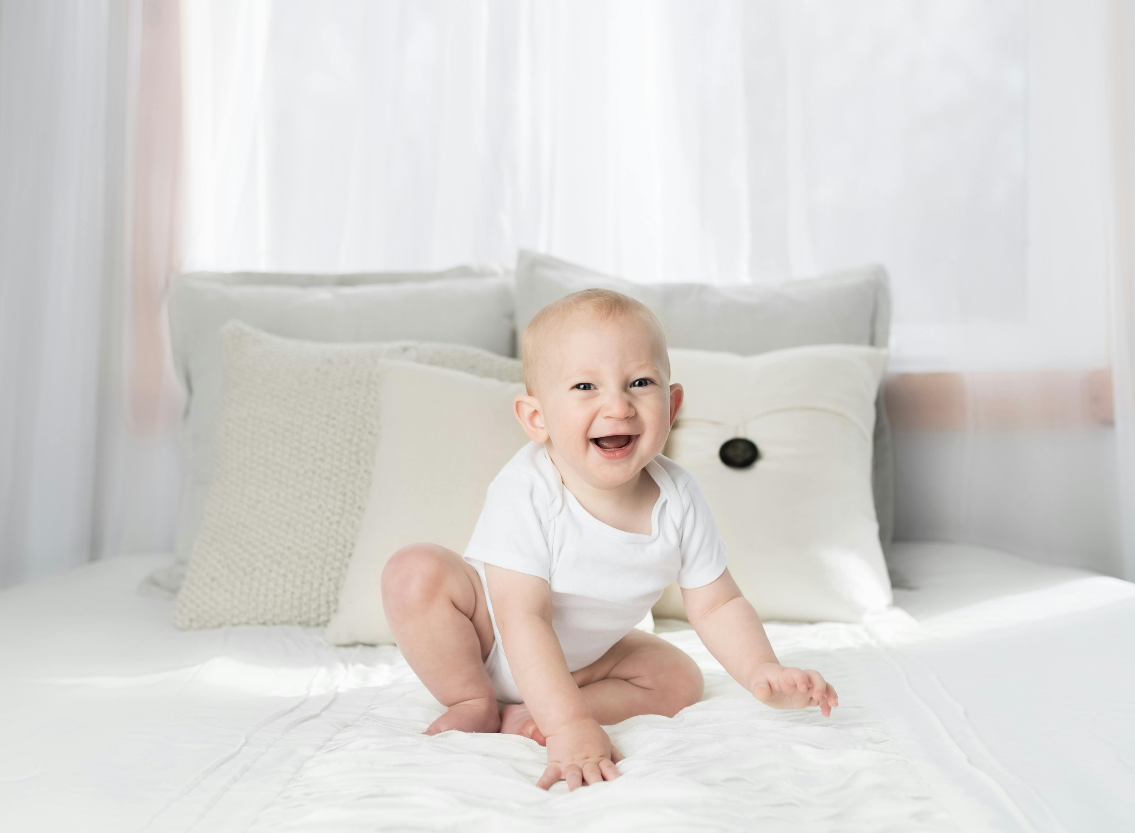 Bébé content dans son body personnalisé