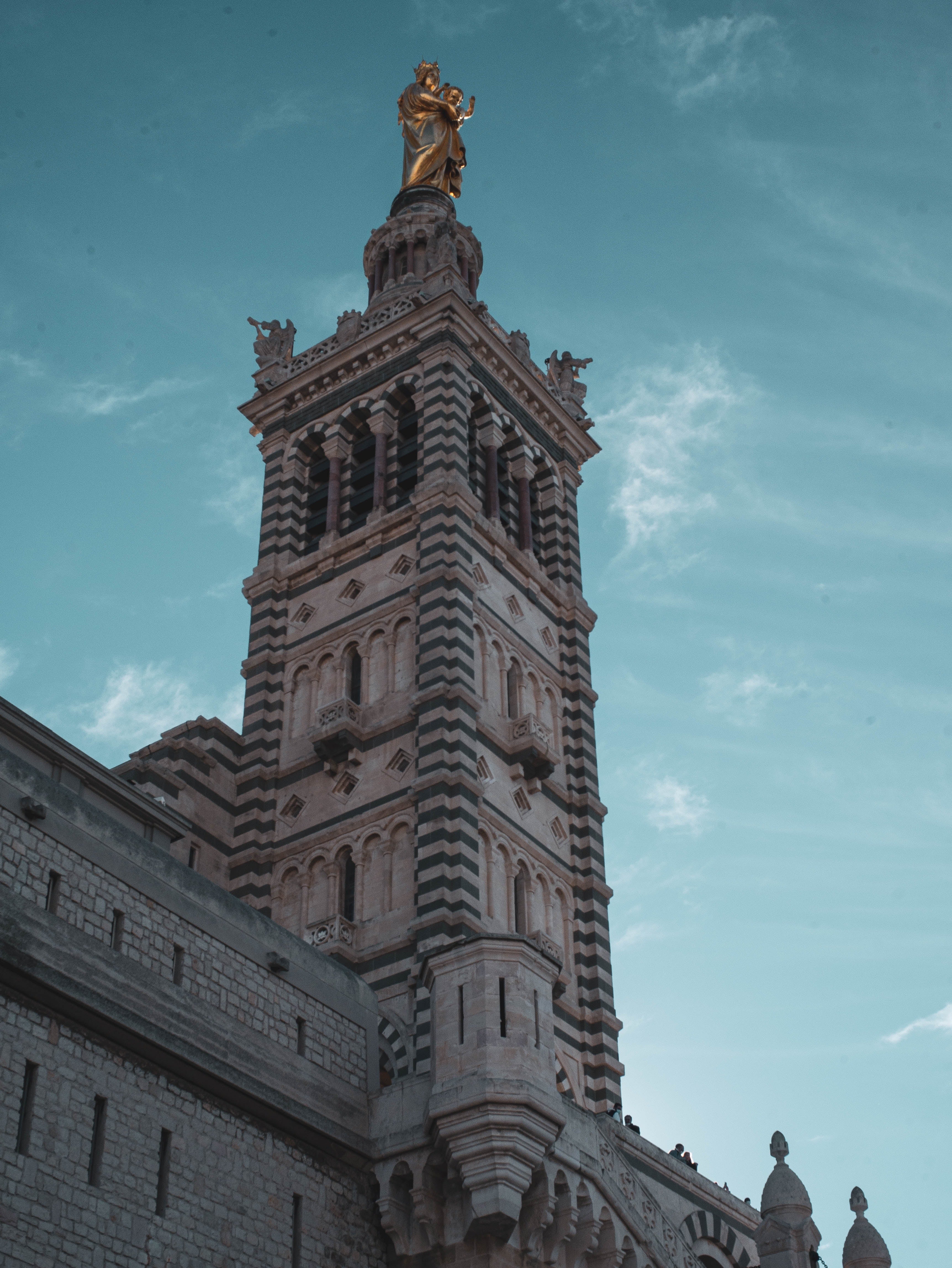 Le Pape à Marseille : Un Événement Historique à la Lumière des Lunettes de Soleil Personnalisables de Trans Laser