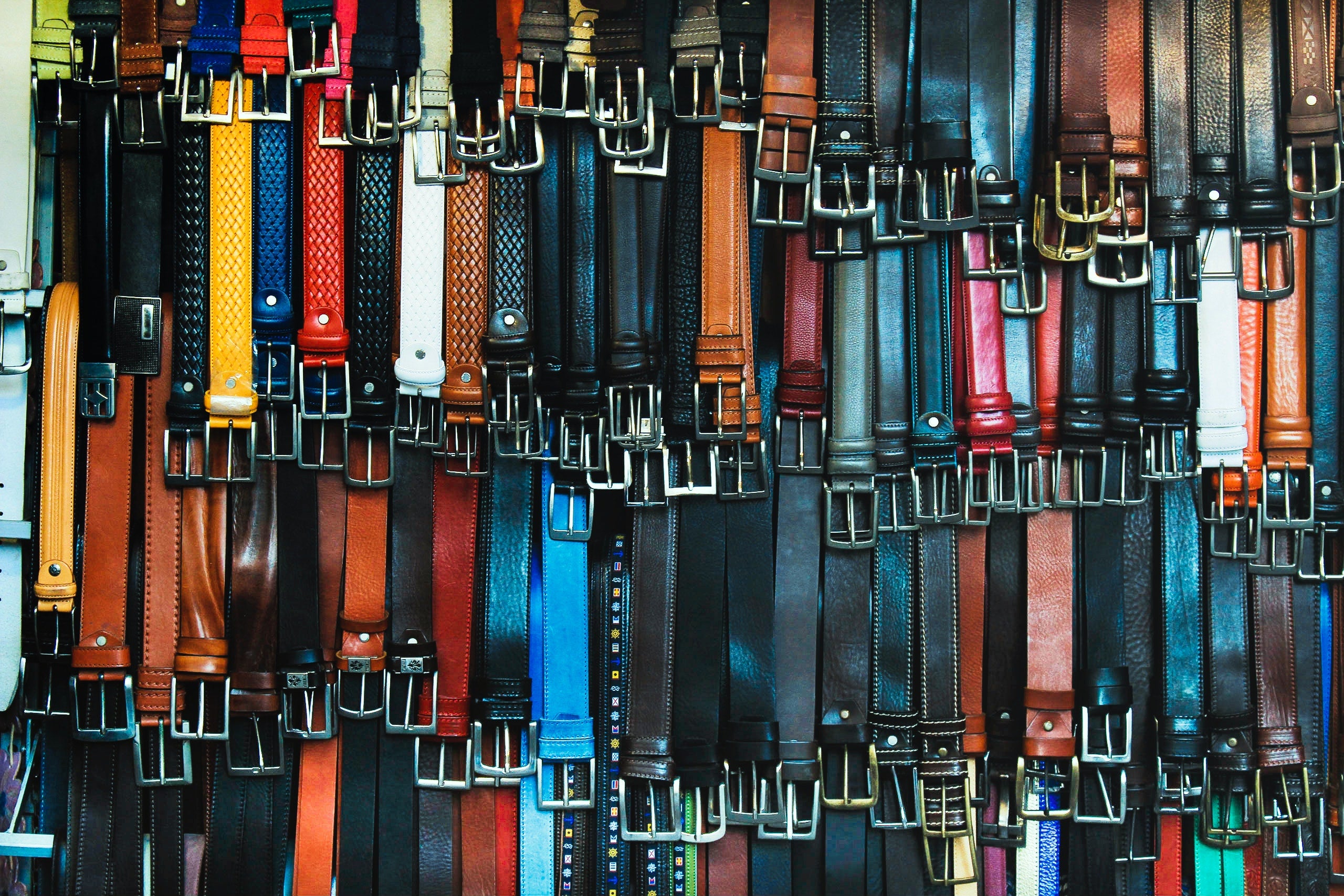plusieurs ceintures sur un mur 