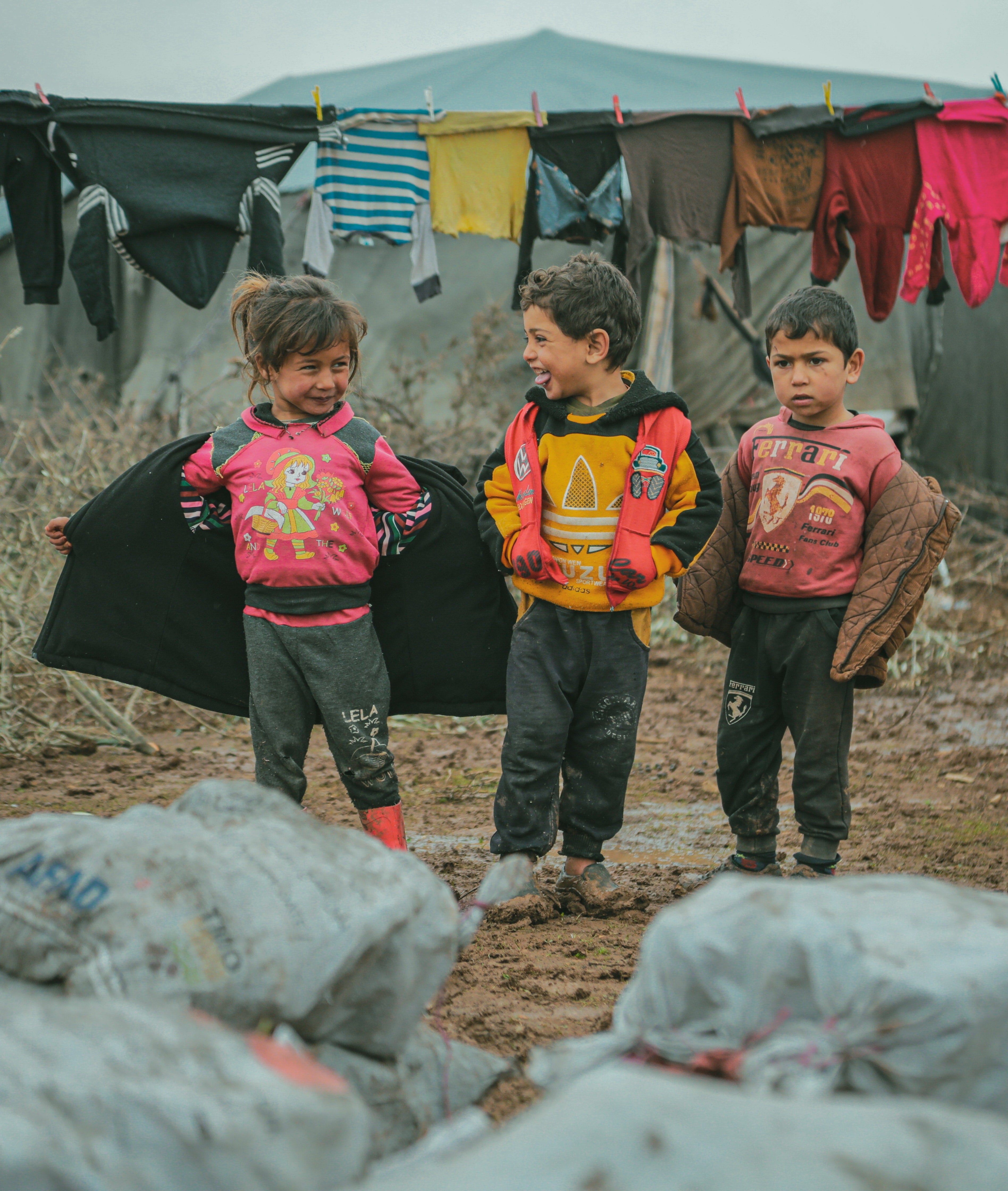 3 enfants dans un camp de réfugiés