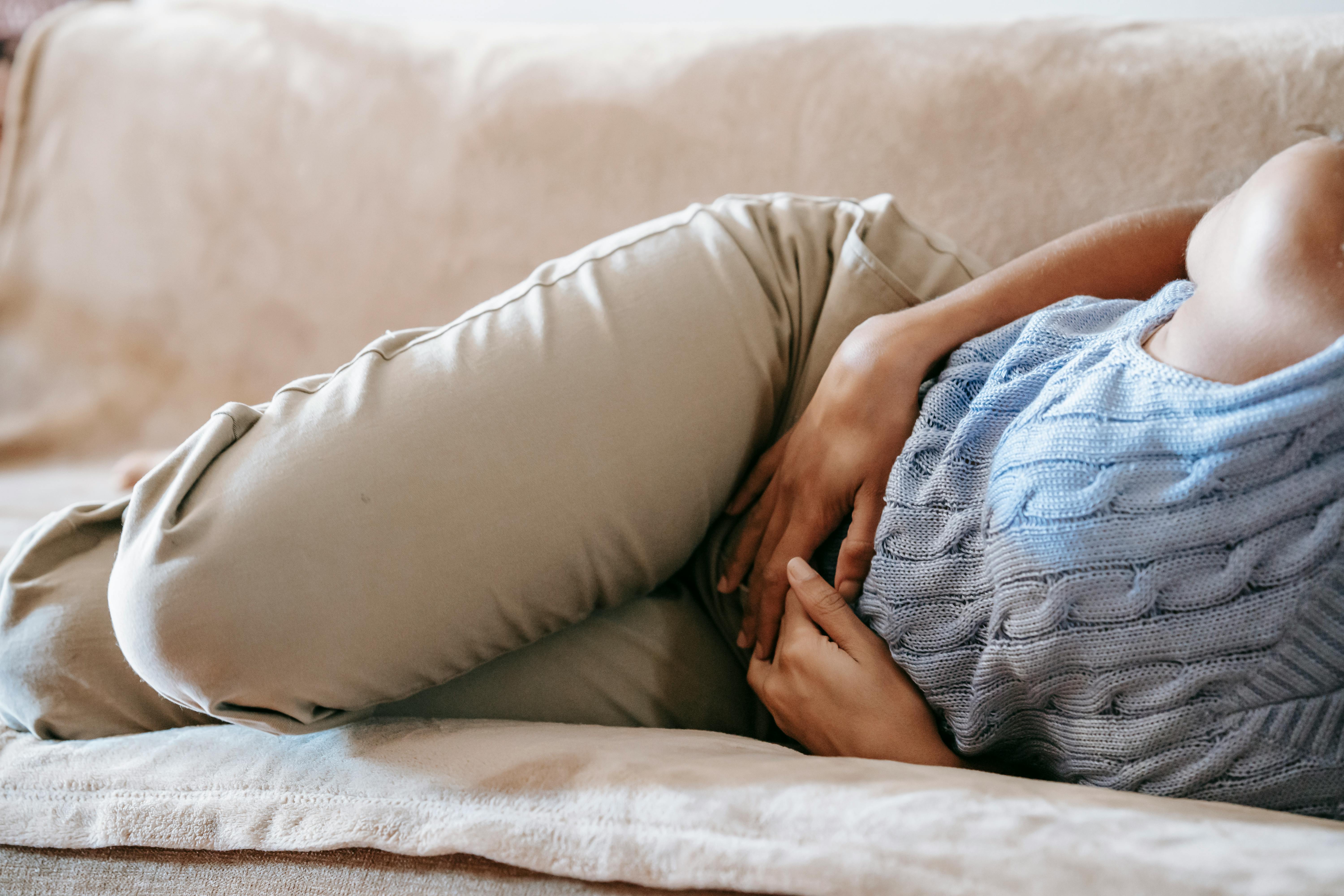 femme qui à des douleurs au ventre