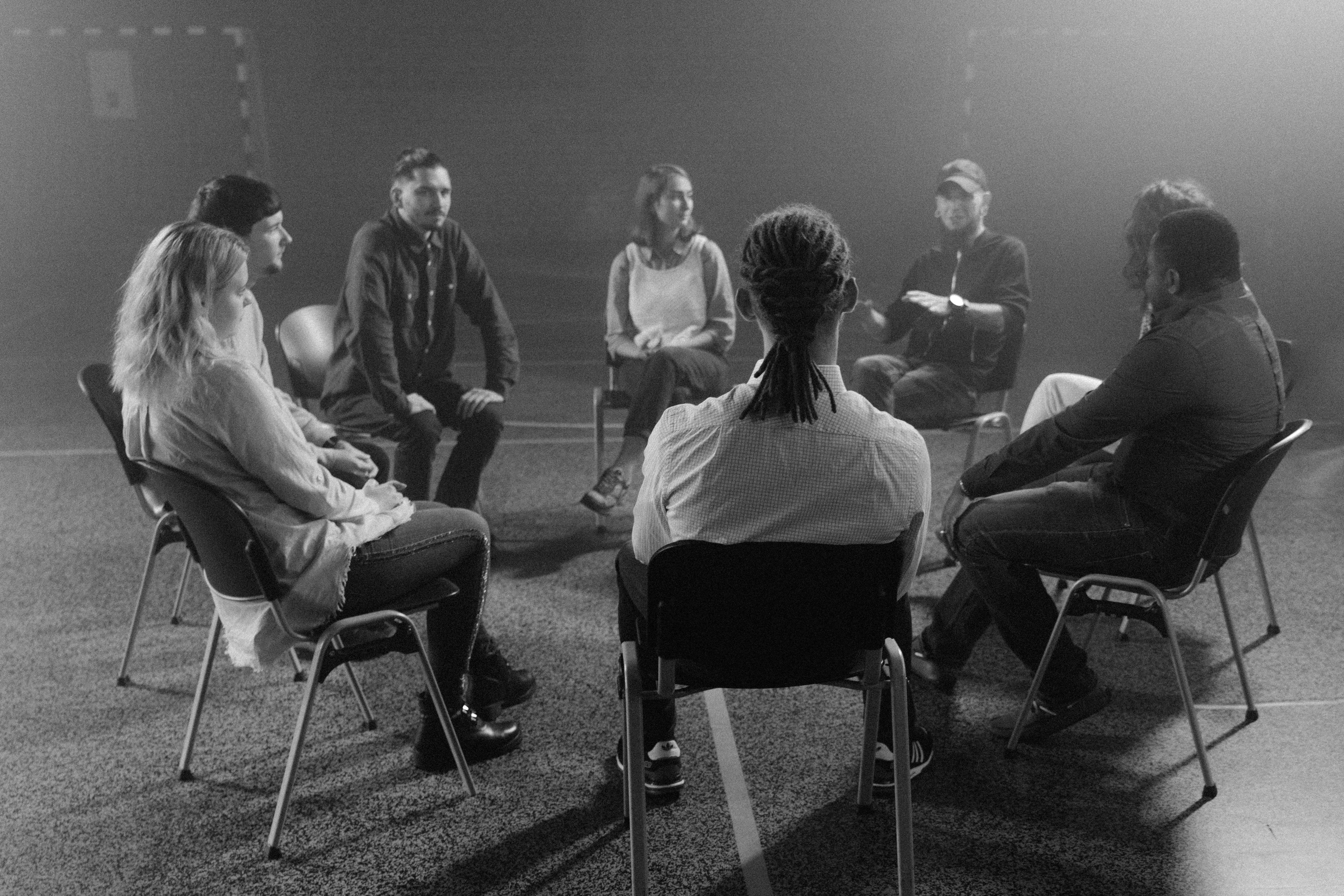 réunion psy avec des personnes addictes, atteints de maladies formant un cercle pour parler 