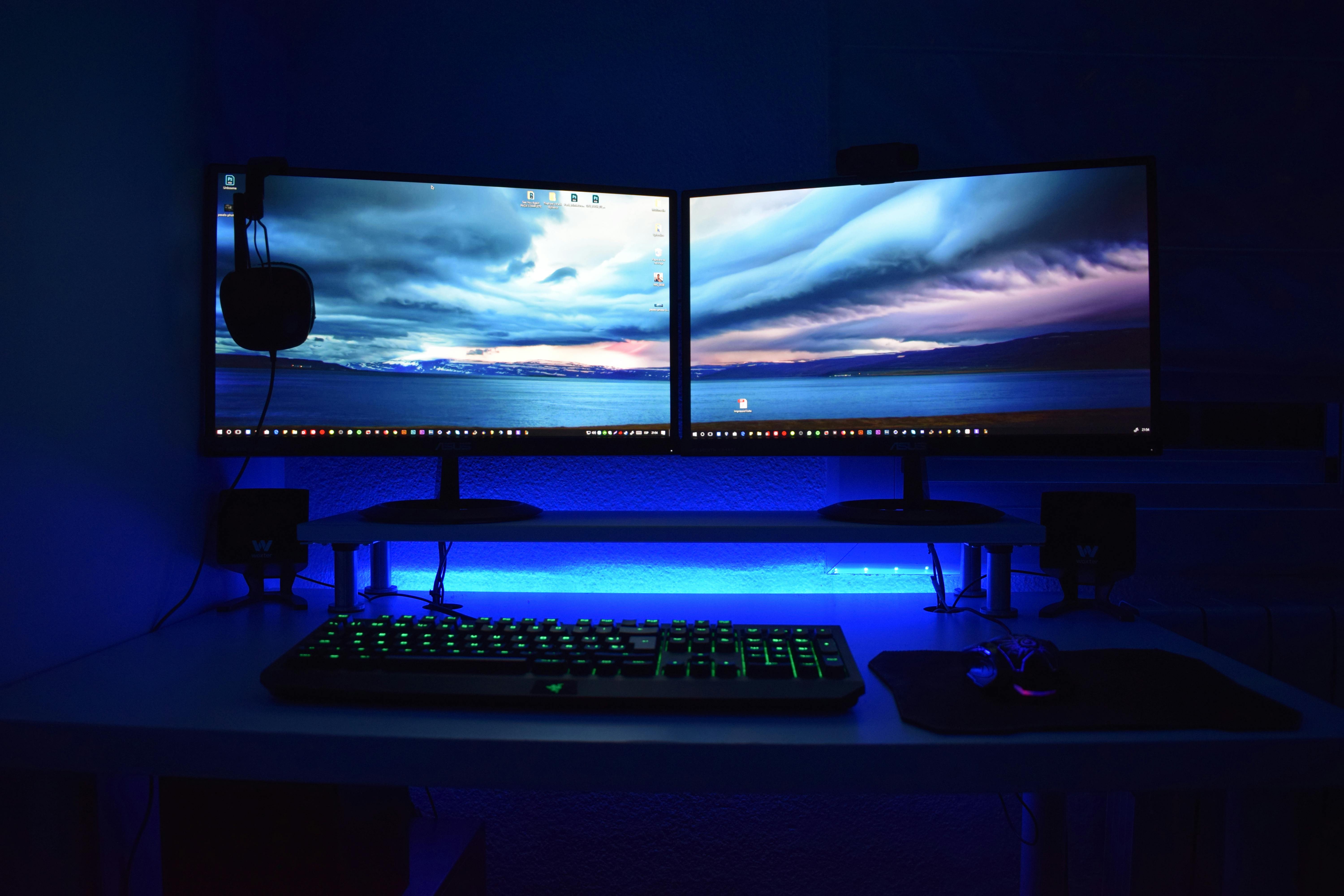Bureau de gaming, avec deux écrans, des leds bleues 