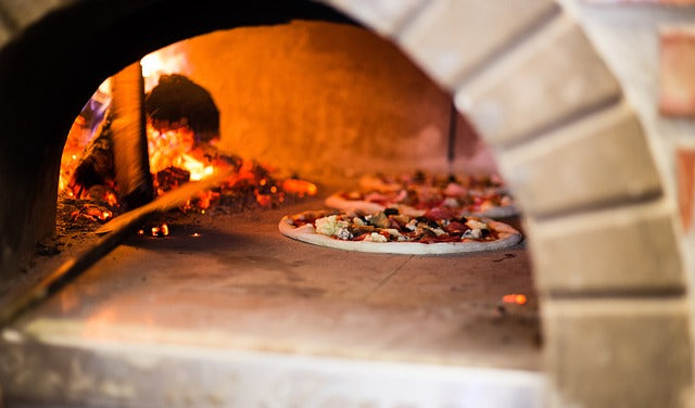 pizzas dans un four à bois