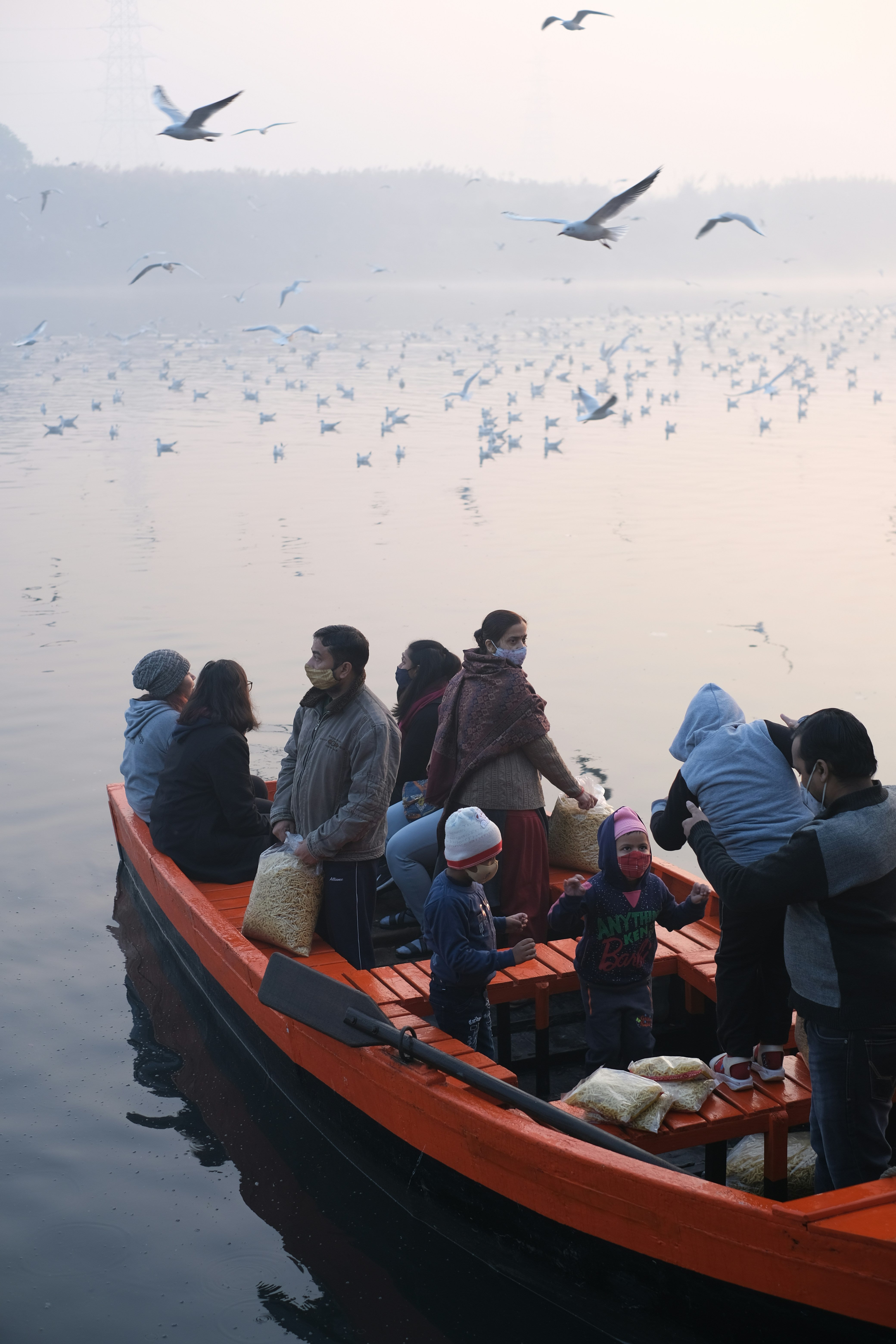 personnes, migrants sur un bateau 