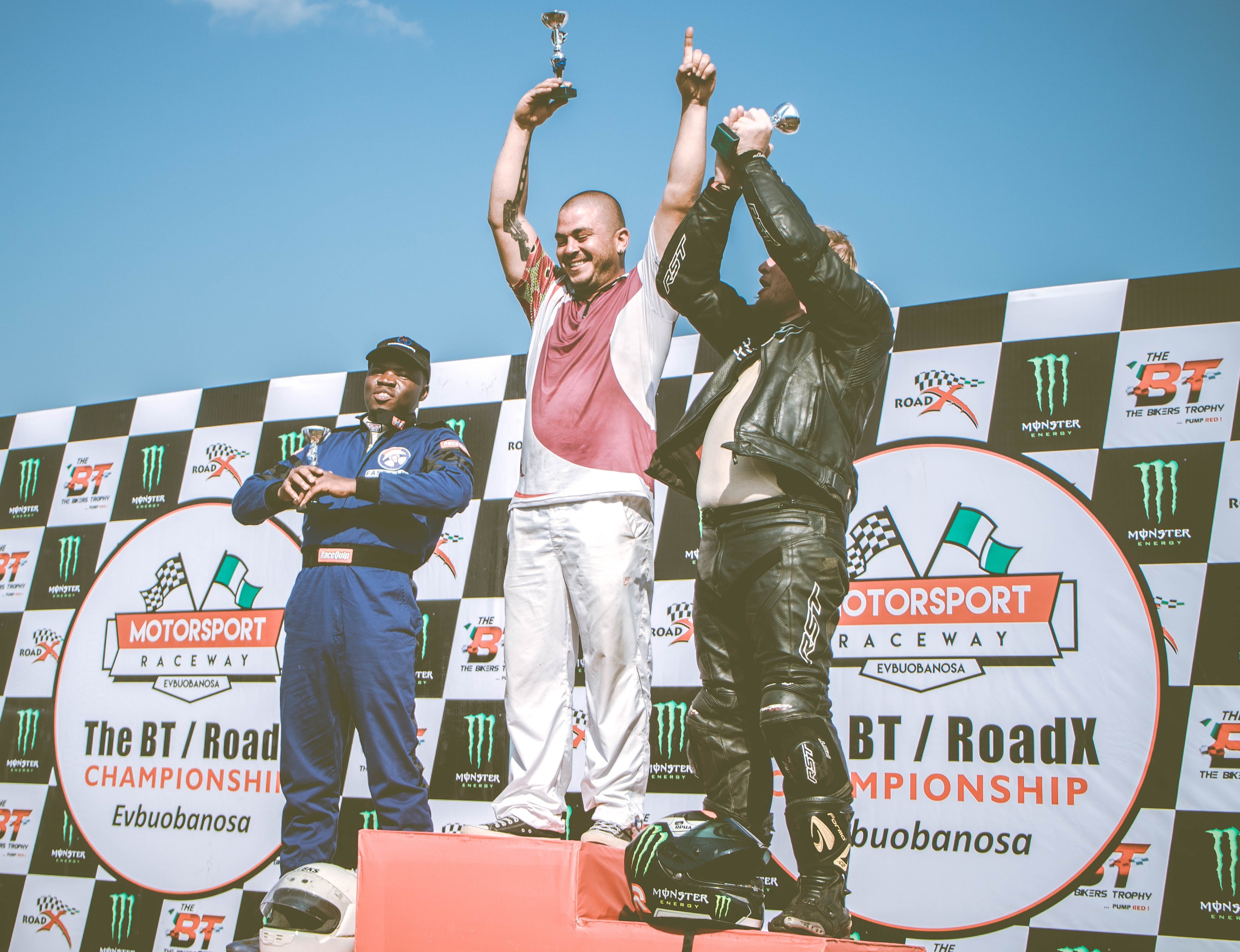 Remise de prix et trophées pour un évènement sportif automobile