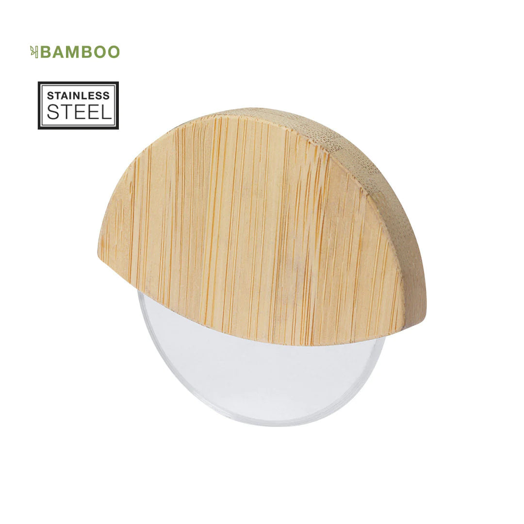 Coupe pizzas en acier inoxydable et bambou sur fond blanc