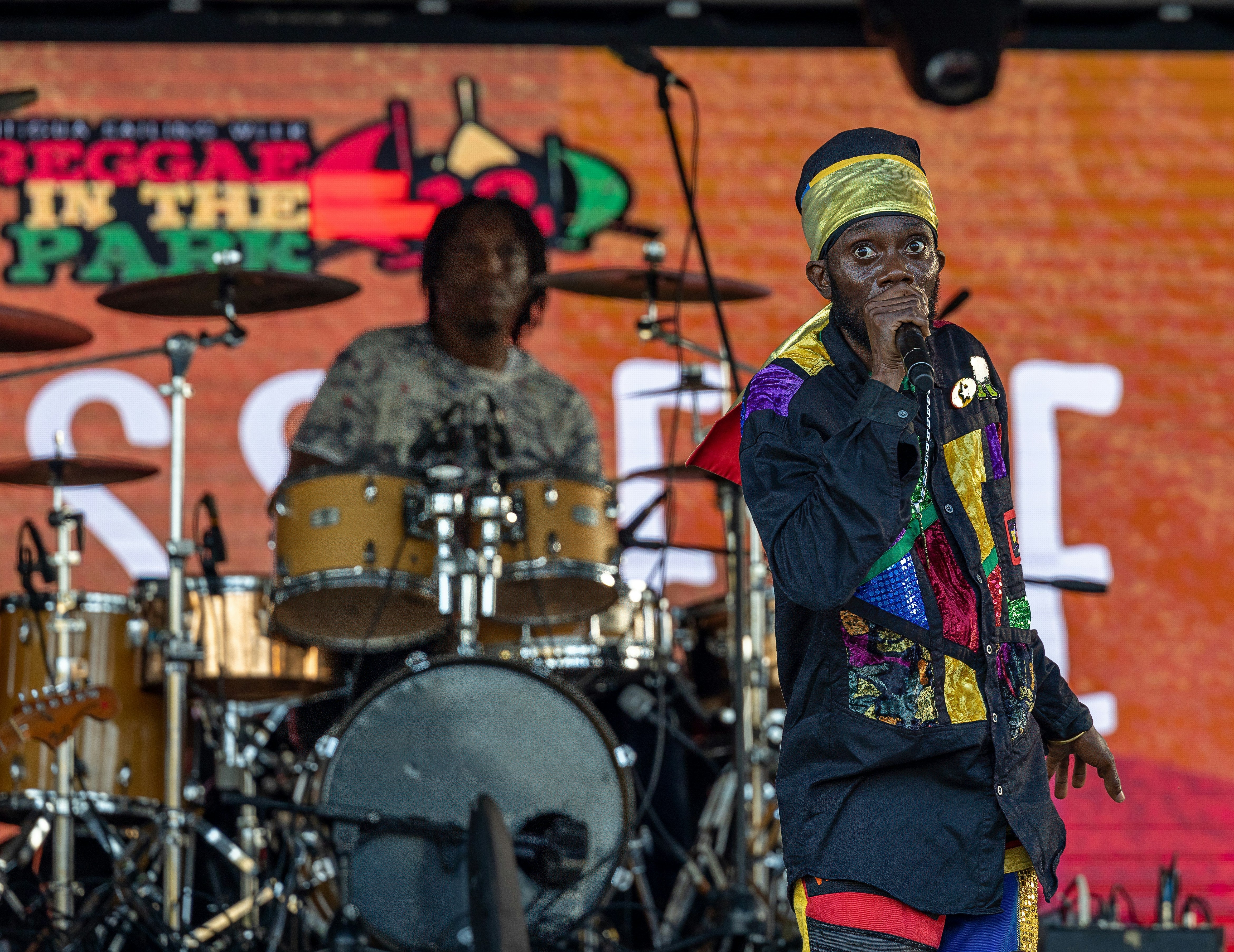 artistes de Reggae sur une scène avec une batterie