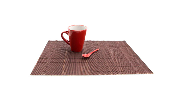 set de table personnalisable en bambou avec une tasse et une cuillère posés dessus afin de représenter une entreprise digne de ce nom