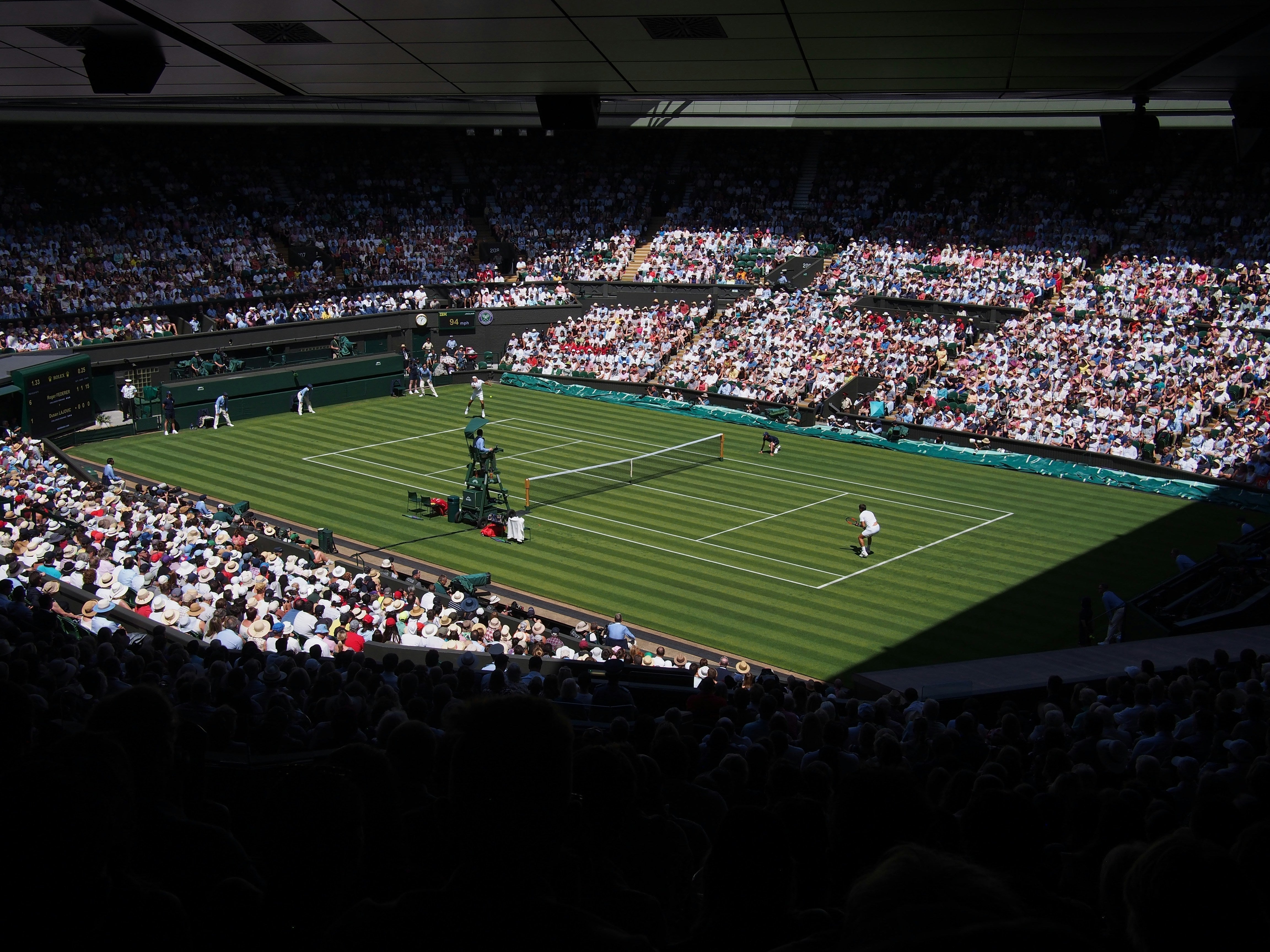 terrain de tennis avec de nombreux spectateurs _ prise de vue : tribunes