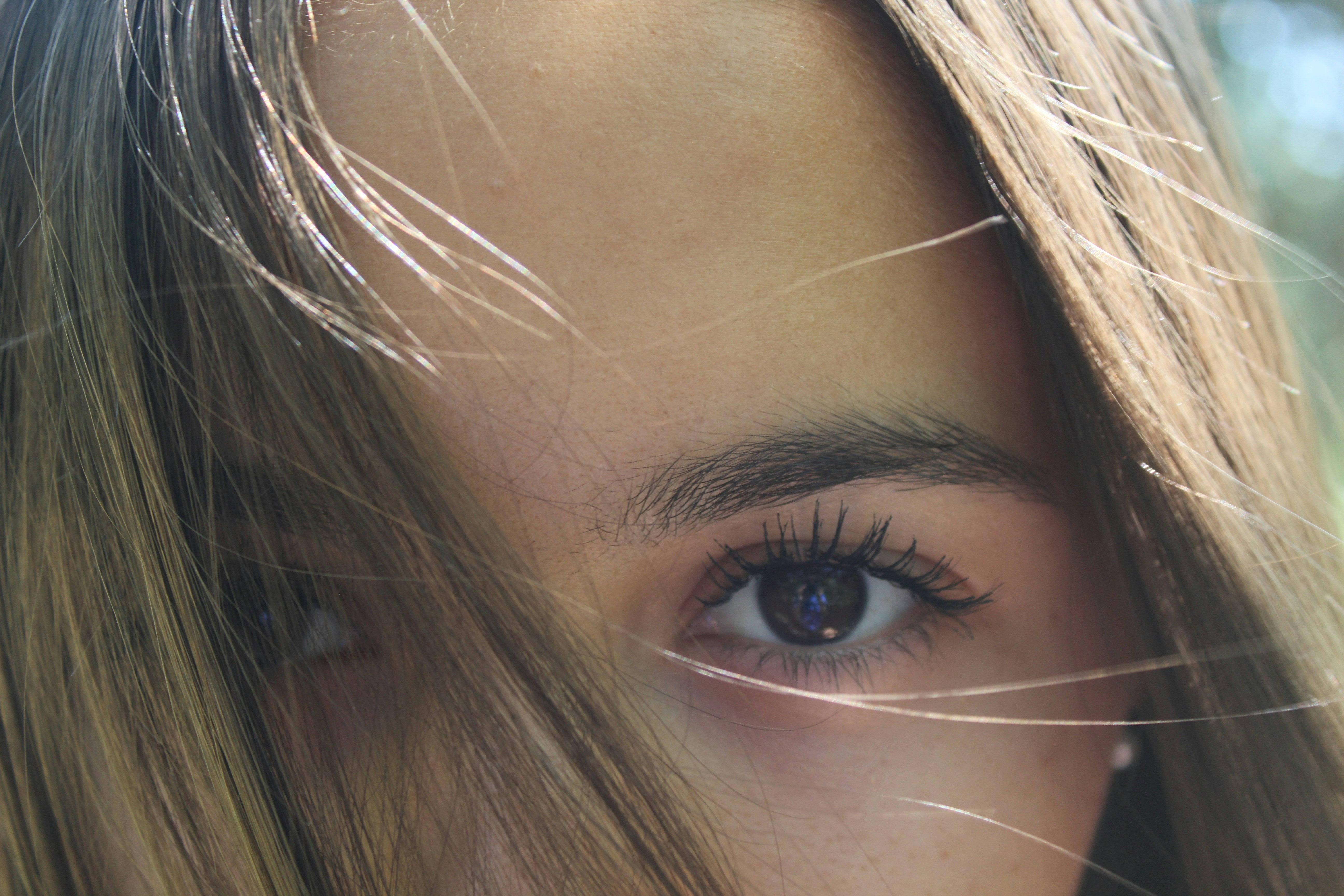 jeune fille aux cheveux clairs aux yeux marrons