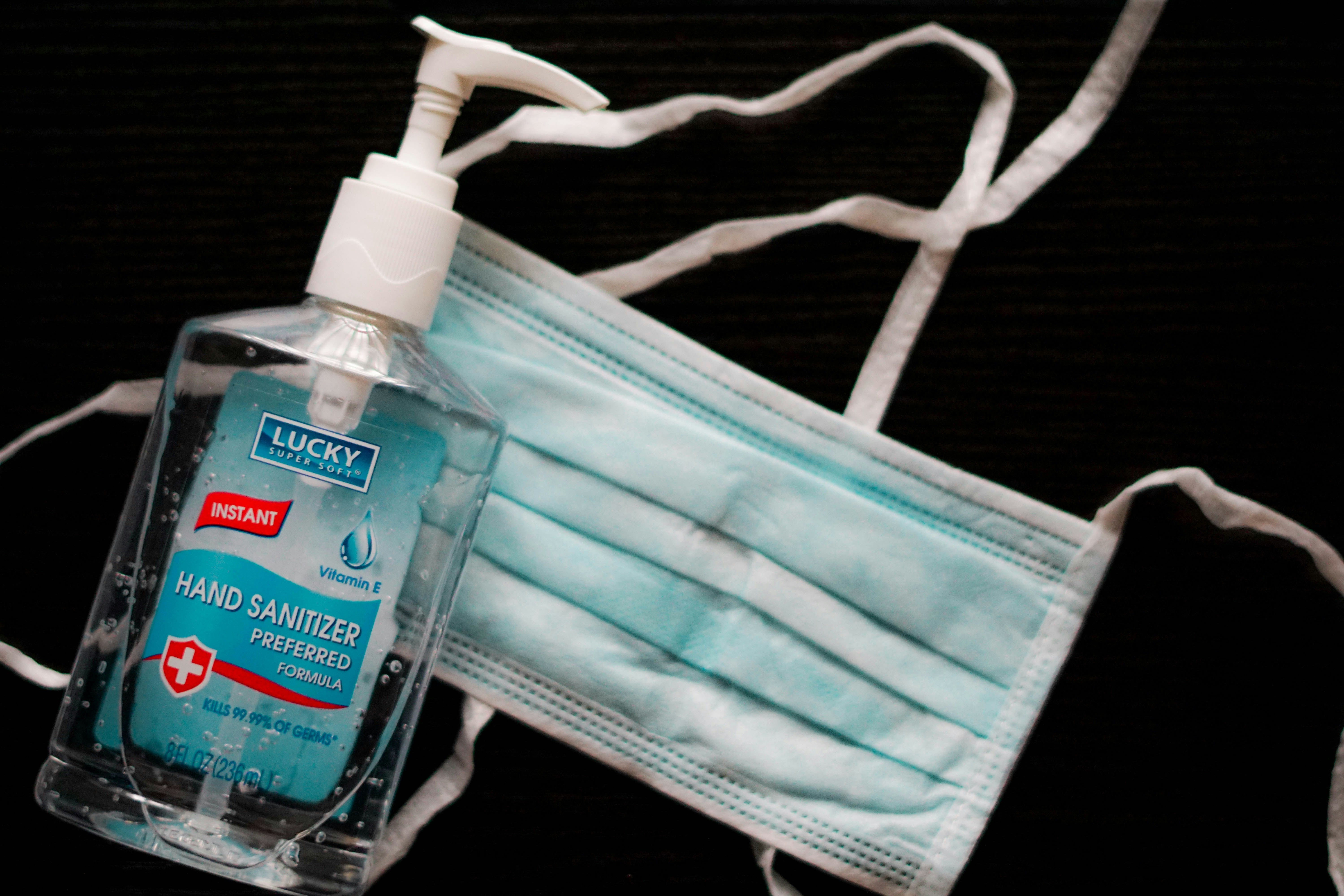 Masque avec du gel hydroalcoolique 