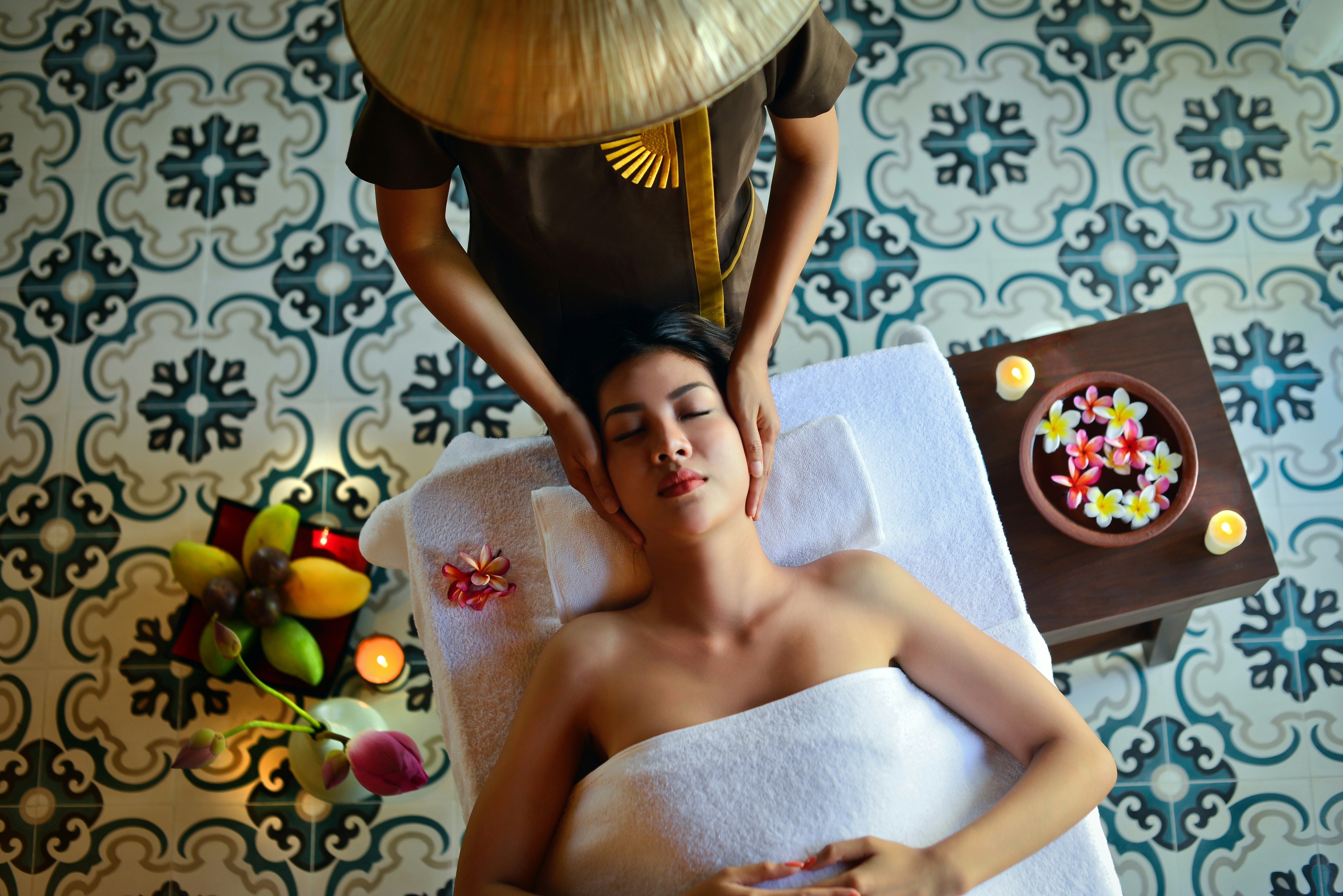 personne qui fait unn massage à une femme 