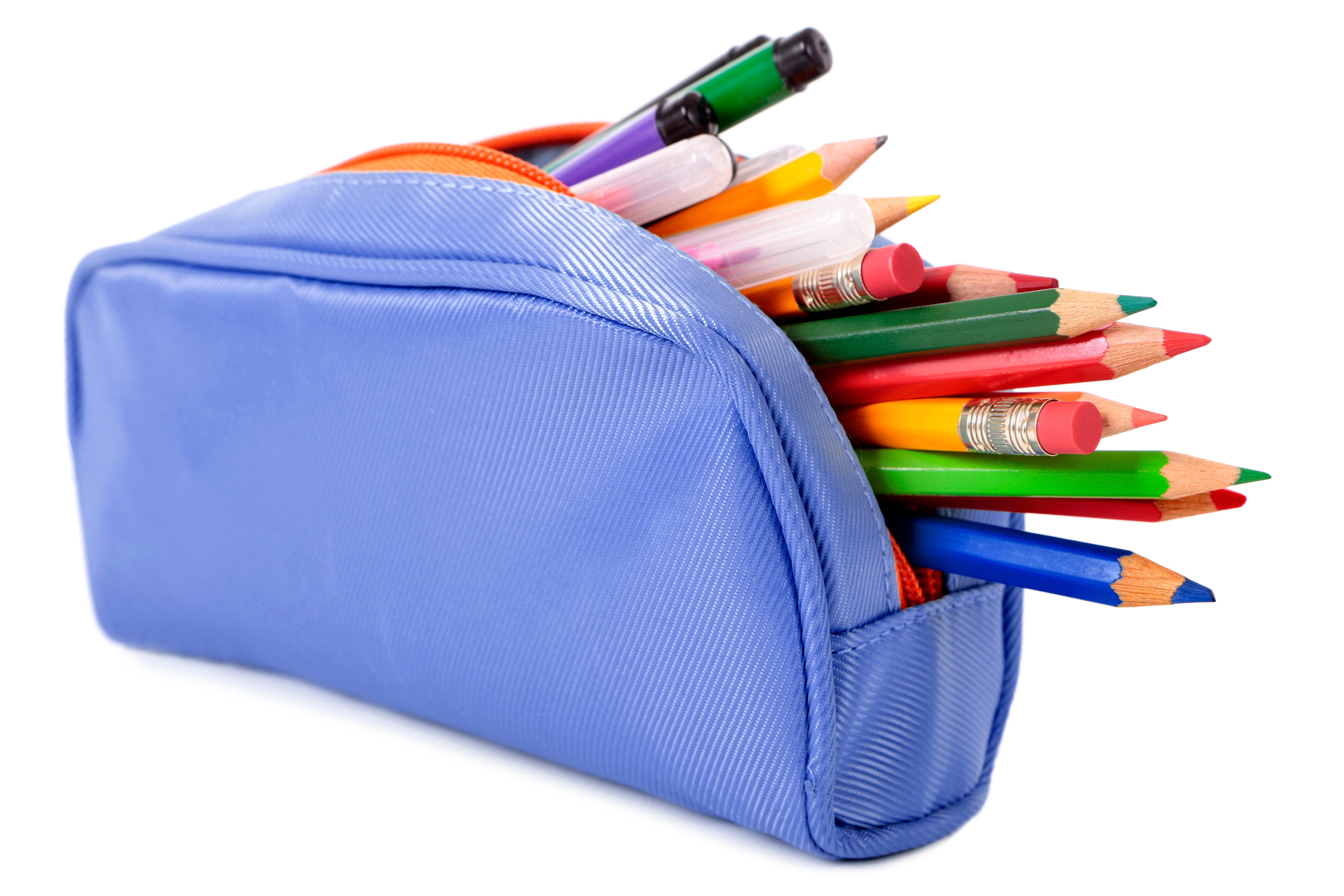 Trousse bleue avec crayons de toutes les couleurs et formes fond blanc