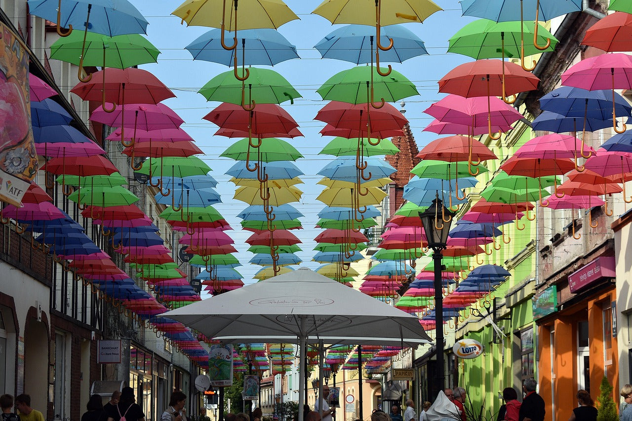 parapluies colorés - au milieu d'une avenue
