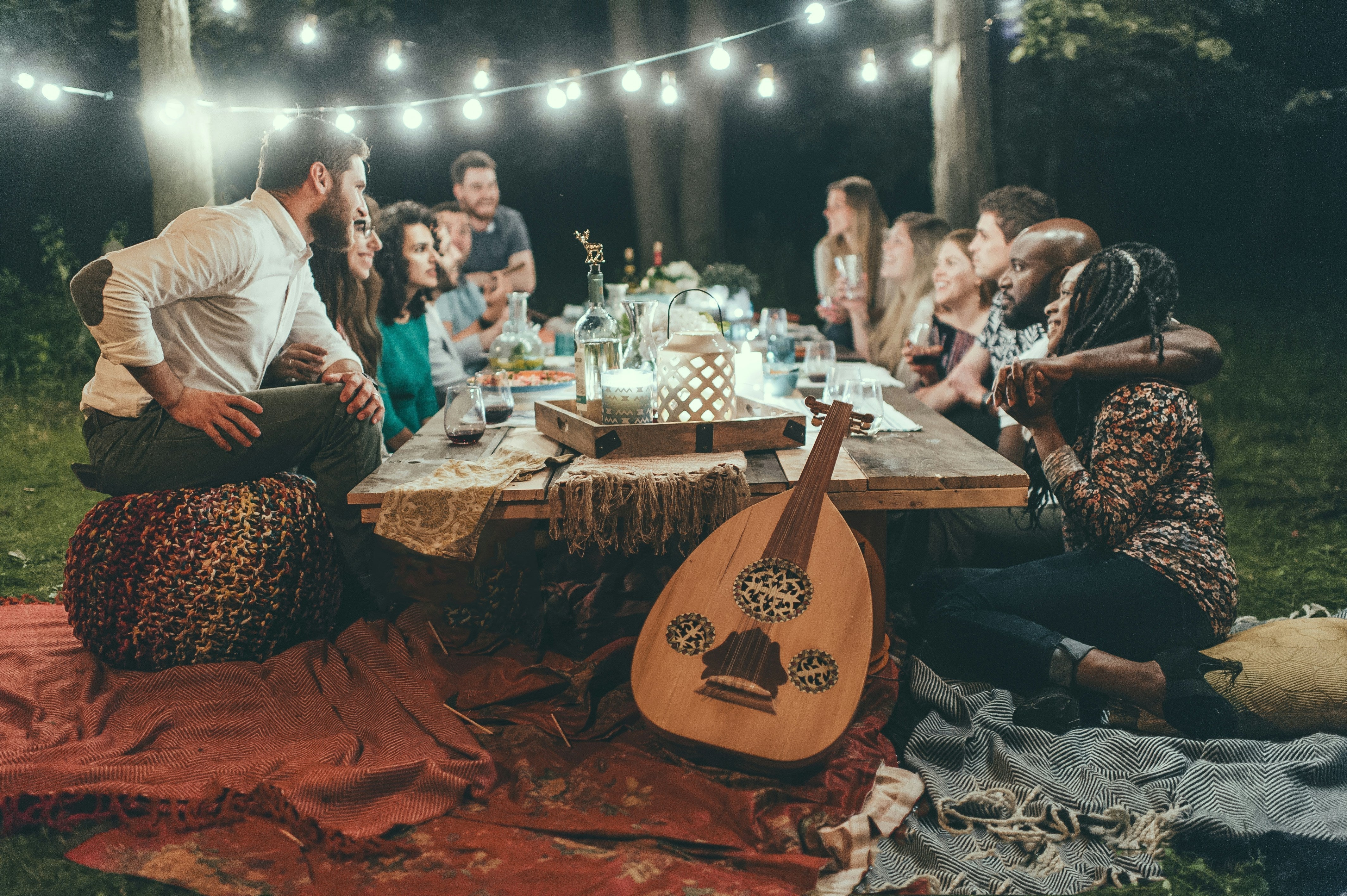 personnes autour d'une grande table dehors 
