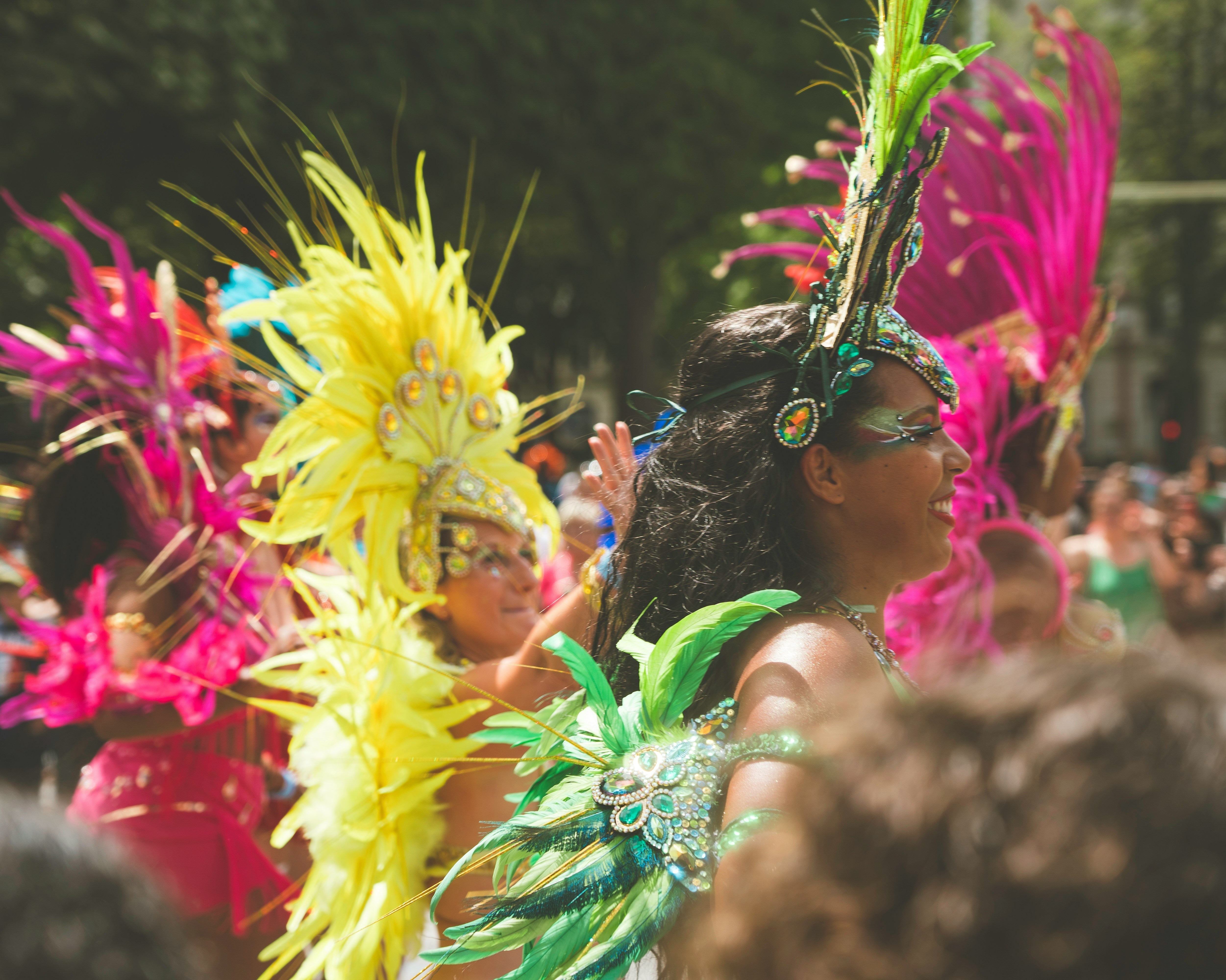défilé carnaval, couleurs flashy tenues