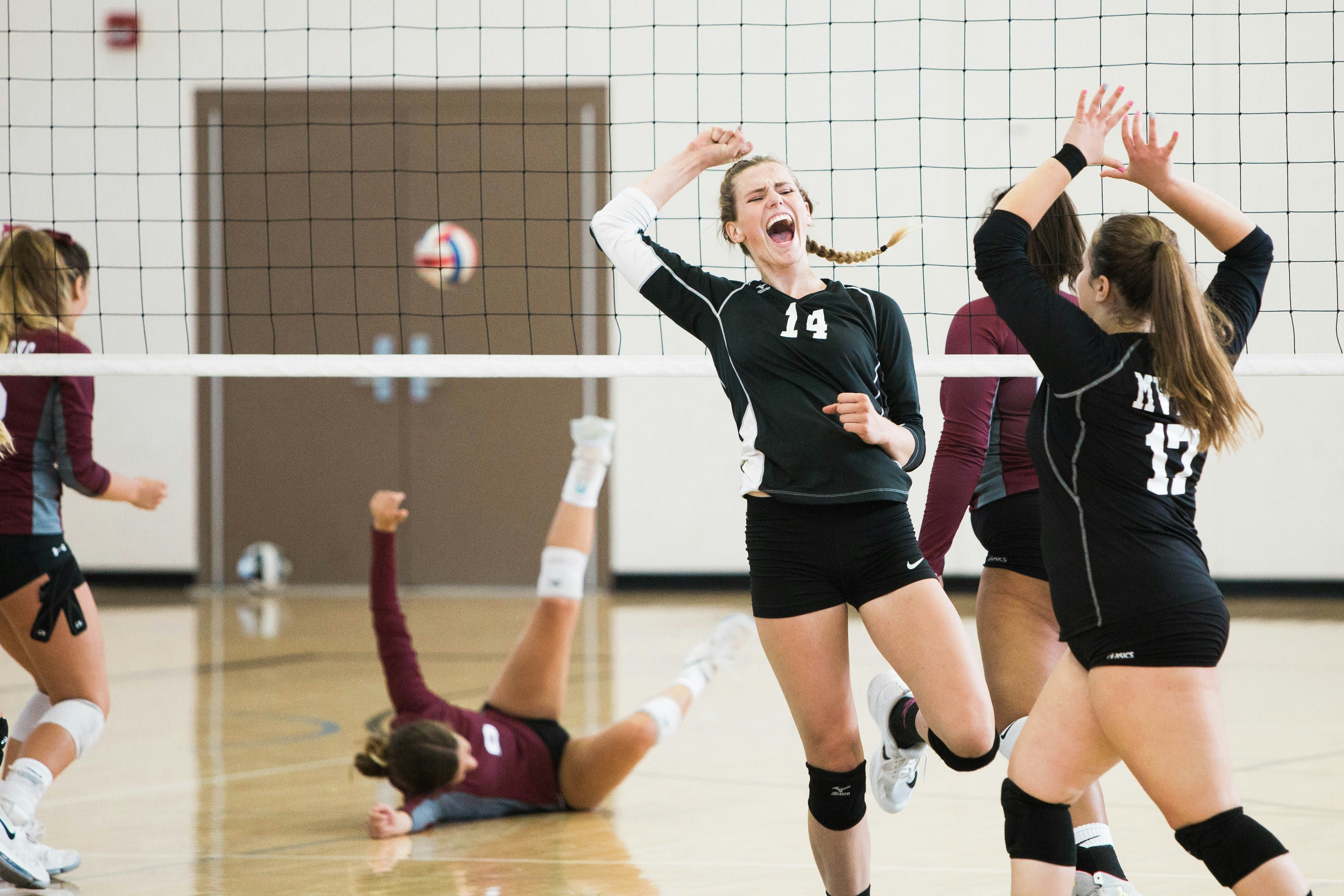 joueuses de volley-ball sur un terrain 