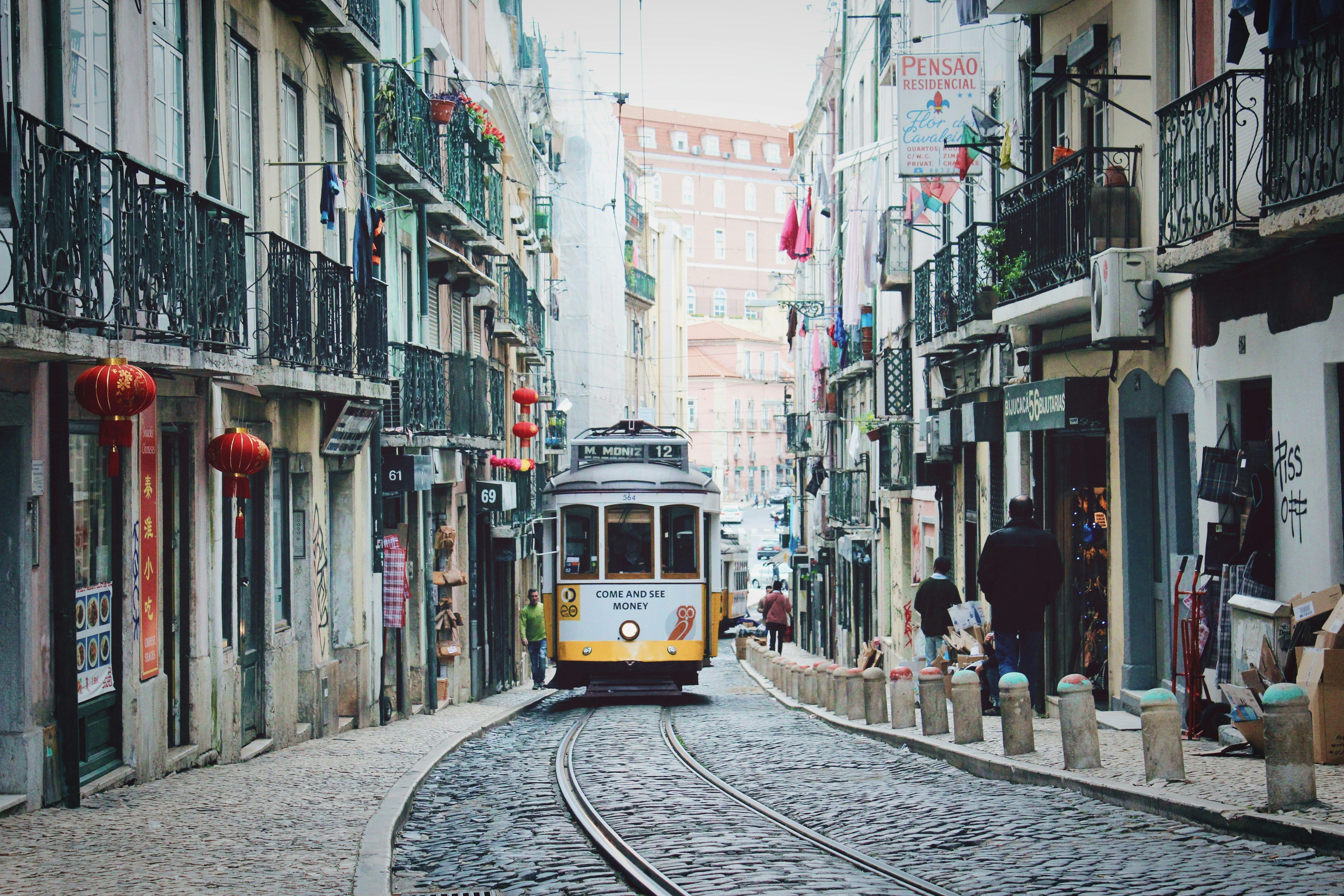 célèbre tramway du Portugal au milieu des rues, il y a des drapeaux du Portugal 