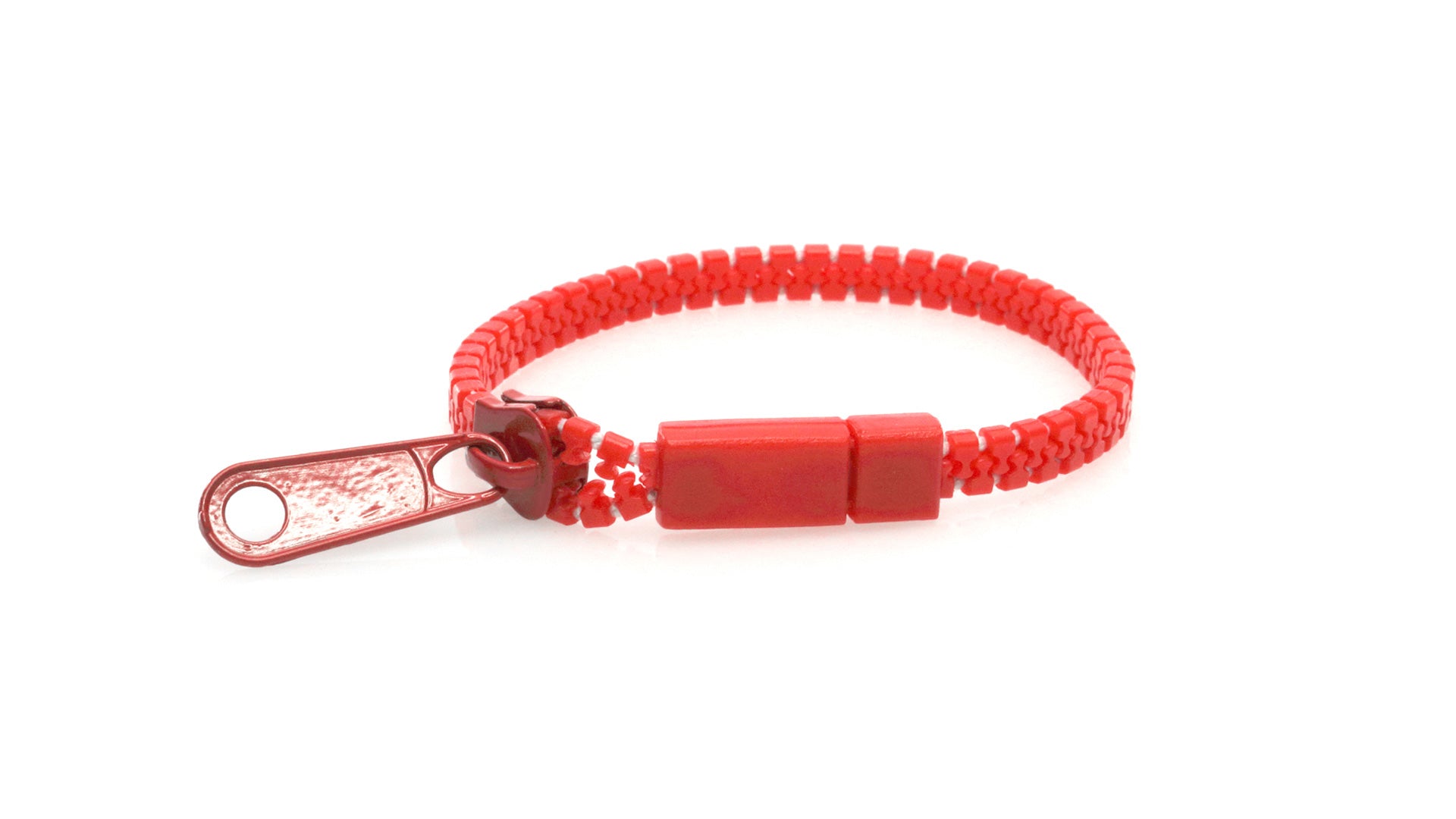 Zoom sur le bracelet rouge en forme de fermeture éclaire