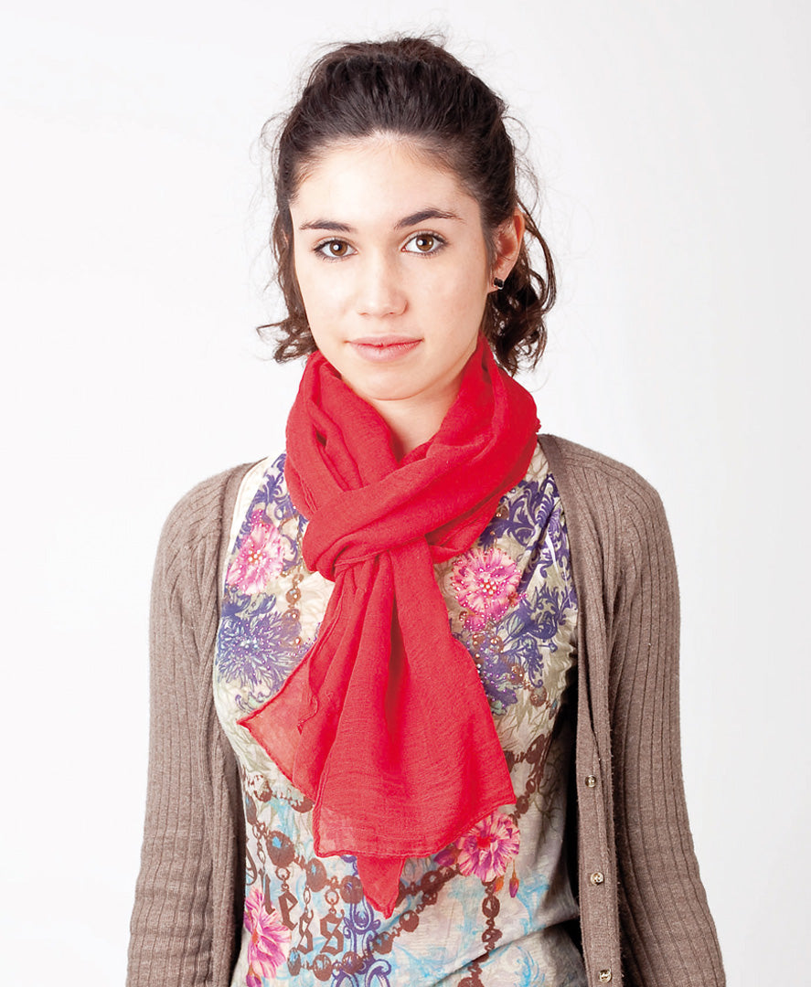 femme avec queue de cheval avec un foulard autour du coup