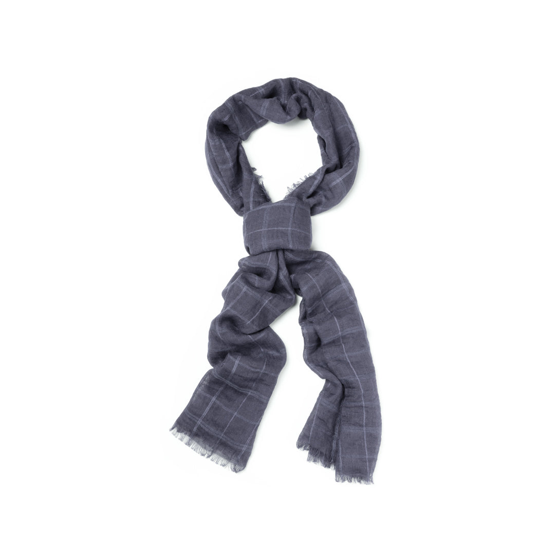 foulard gris avec des franges aux extrémités 