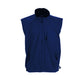 Gilet bleu sur un fond blanc