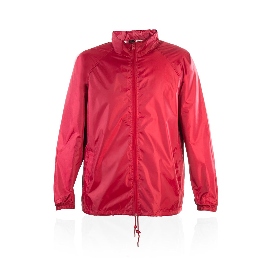 Imperméable rouge sur un fond blanc 