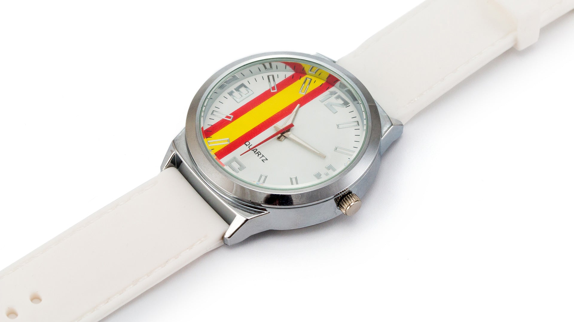 Zoom sur le cadrant de la montre blanche qui comporte le drapeau espagnol dedans