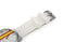 Zoom sur le bracelet blanc avec la boucle argentée de la montre blanche 