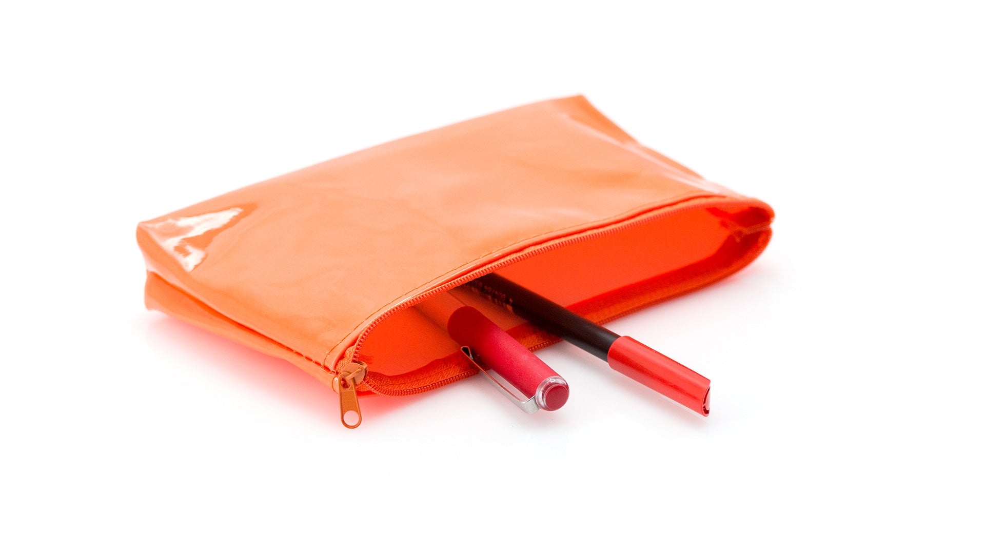 Trousse orange comportant des stylos et feutres