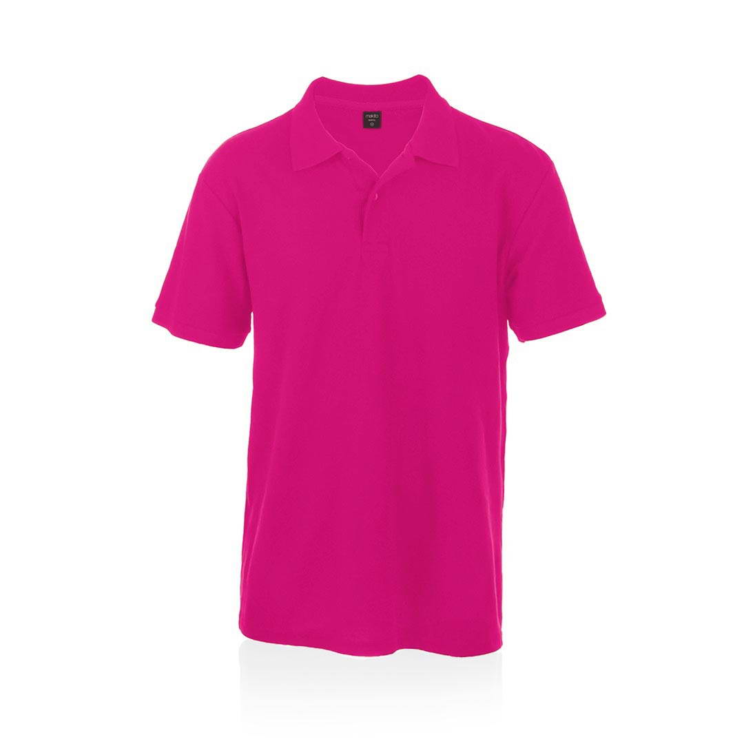 polo rose en maille piquée sur un fond blanc 