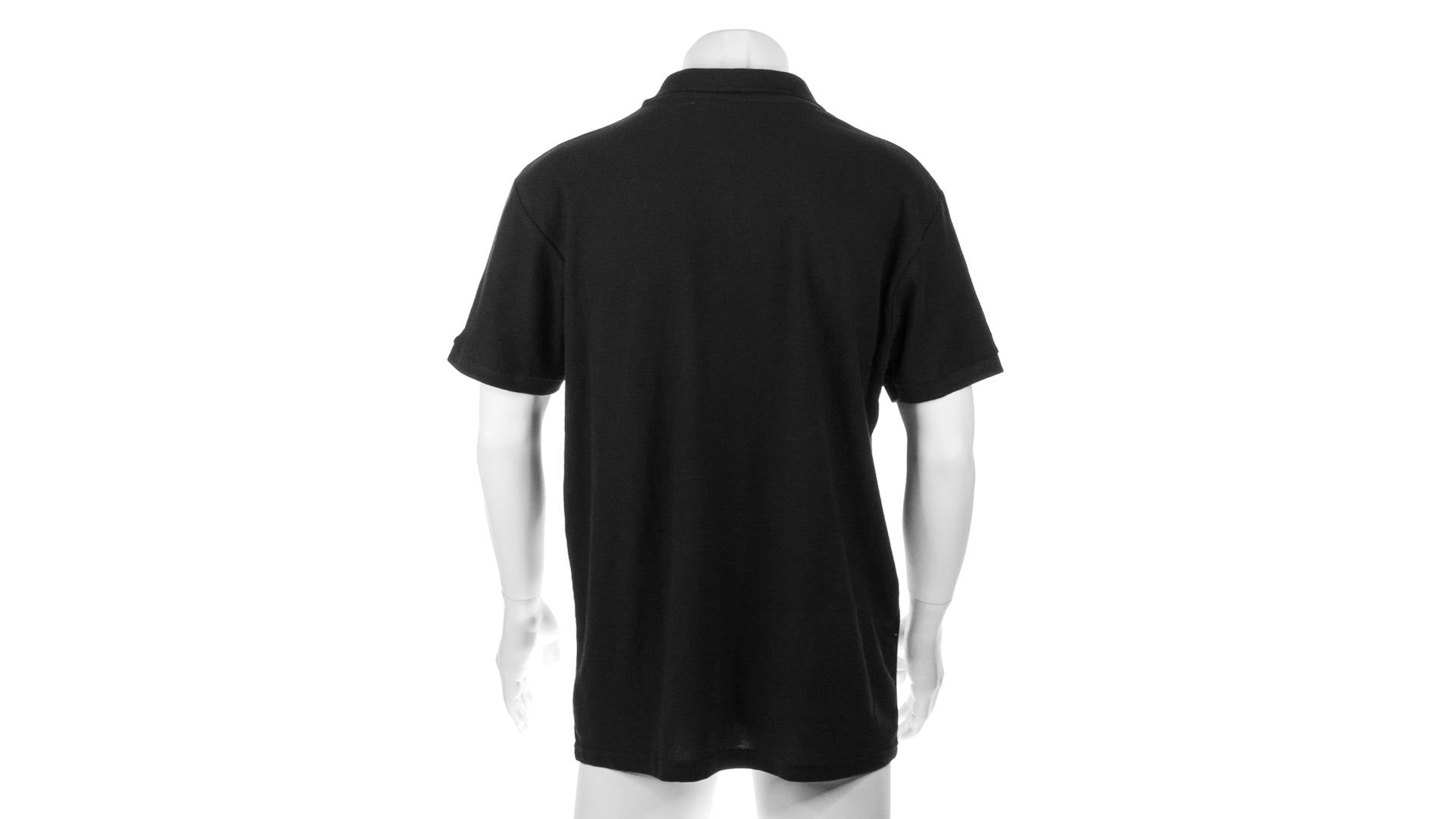 polo noir sur un mannequin sans tête vu de dos 