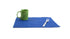 Set de table bleu personnalisable 100% coton déplié, avec une tasse verte et une fourchette à 3 branches posées dessus.