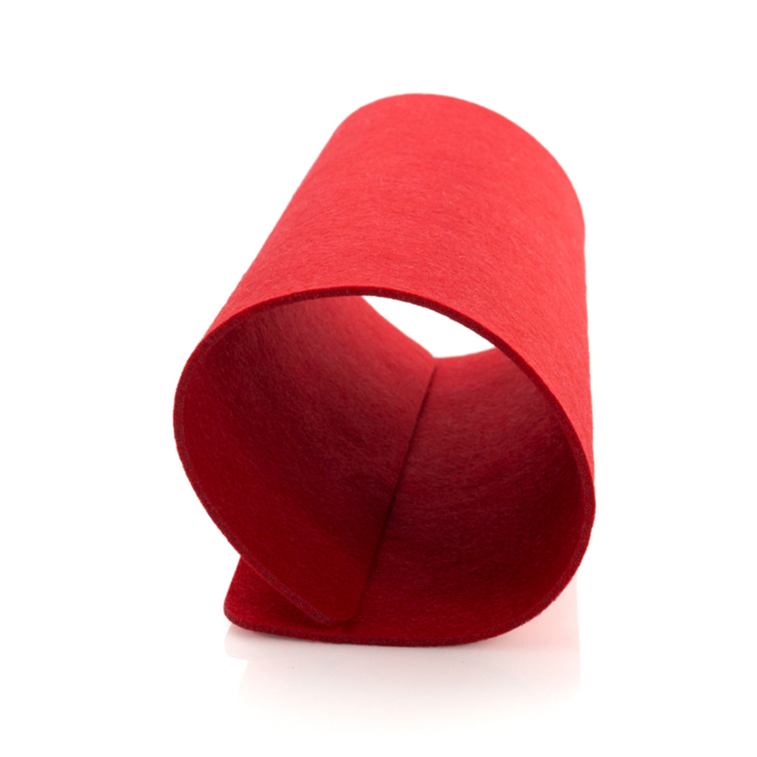 Set de table personnalisable rouge en feutrine, enroulé sur lui-même