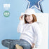 Petite fille rousse avec une casquette et un sweat